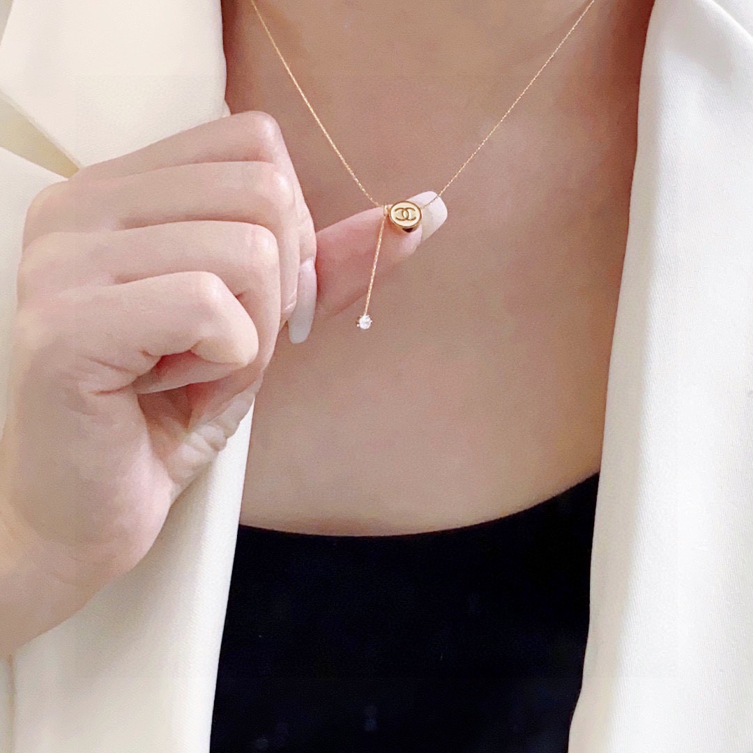 NO:105708,Chanel Chanel's latest fashion fine necklace with double C letters is super personalized, the versatile style is very special, the overall details are very surprising, the design feels full, not only bringing personal confidence and taste, but also elegant and fashionable style, highlighting the elegant French atmosphere, and meticulous details make it more attractive to wear, fine jewelry, chanel, chanel, necklace19860909香奈儿Chanel双C字母最新款时尚细项链超个性,百搭款特别特别赞,整体细节非常令人惊喜,设计感十足,不仅带出个人自信及品味,款式典雅而时尚,突显法式高雅气息,加上一丝不苟的细节,使得佩戴起来更具吸引力,饰品精品,chanel,chanel,necklace,Jewelry