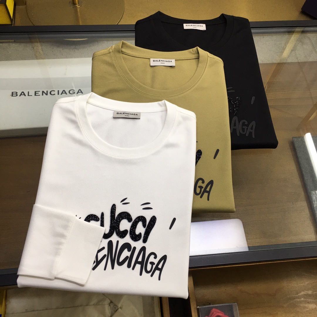 NO:596730,New sweatshirt [Gu.ci] Fashionable long-sleeved round neck sweatshirt. High-end customized classic series, fashionable and stylish. Round neck style, simple and elegant, classic brand high-end LOGO design on the chest. High-grade lining is used to keep warm. It is anti-static and feels comfortable and smooth. The shape is awesome, crisp and stylish.  , a versatile item for street sports, the upper body is low-key yet luxurious, a must-have item for trendy men. Available in counter sizes M-4XL [please state your height and weight when placing an order].,,hoodie,sweatshirts,alexander wang19860909新品卫衣【Gu.ci】 时尚长袖圆领卫衣 高端定制经典系列,时尚有型 圆领款式,简单大方,胸前经典品牌高档LOGO设计 采用高档内里保暖极佳 可防静电手感舒适顺滑 ,版型超赞 挺括有型 ,街头运动百搭单品,上身低调而不失奢华,潮男必备款专柜尺码M-4XL【下单请报身高体重】.,,hoodie,sweatshirts,alexander wang,Men's clothing