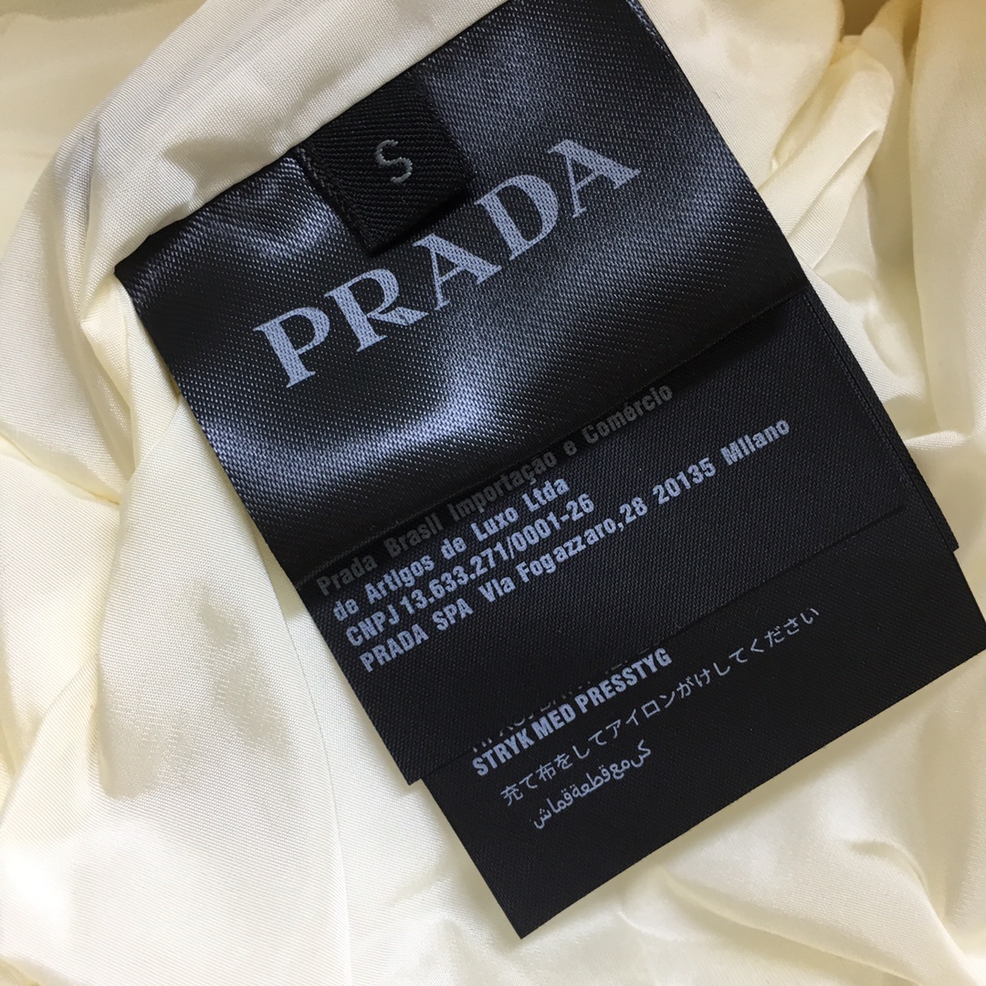 新品马甲Prad...高版本24Fw秋冬新款羽绒马甲看似简单的一个马甲工艺细节方面会让一个服装人瞠目结舌