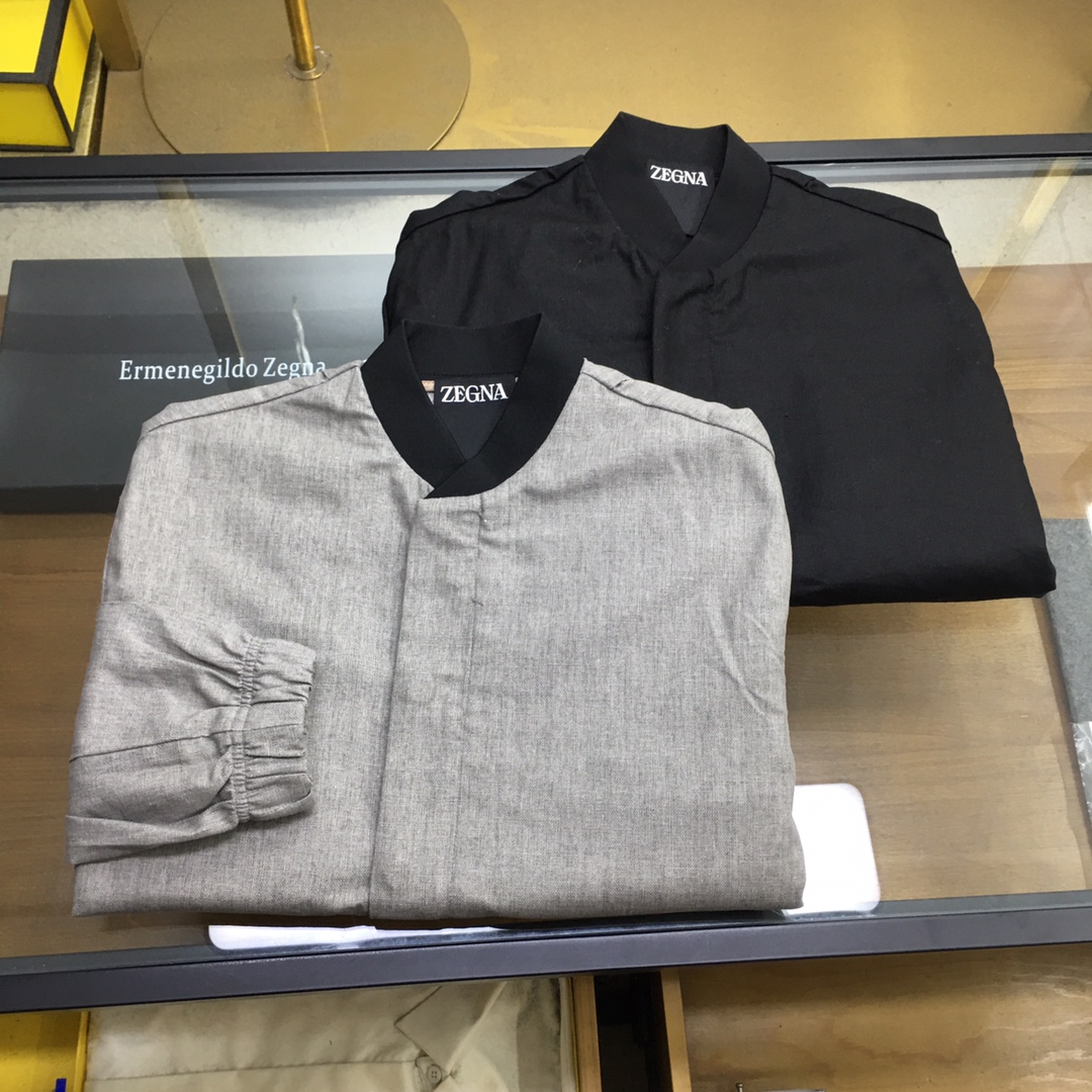 NO:118041,New counter product Jeni...】 EZ family men's high-end simple linen jacket, Hong Kong foreign company channel goods, pure blood quality, top Italian original production, new spring and summer style, classic ace series!  Exclusive for sale!  !  !  A classic jacket with high-end luxury and platinum grade, the whole body design perfectly integrates Italian aesthetics and inherits the genes of the Jie family. The whole body interprets the Italian minimalist, capable and outdoor functional style, both solemn and harmonious, with a full body shape, which conforms to the modern urban aesthetic!  Predictable hot-selling items, with a hot-selling physique. Each season's signature items, linen items are constantly reincarnated in the fashion field, with super high matching and affinity, and are deeply favored by modern urban people. Linen items come with many labels, which are fashionable and retro, elegant and casual, temperament and elegant!  Pure flax also has the nickname 