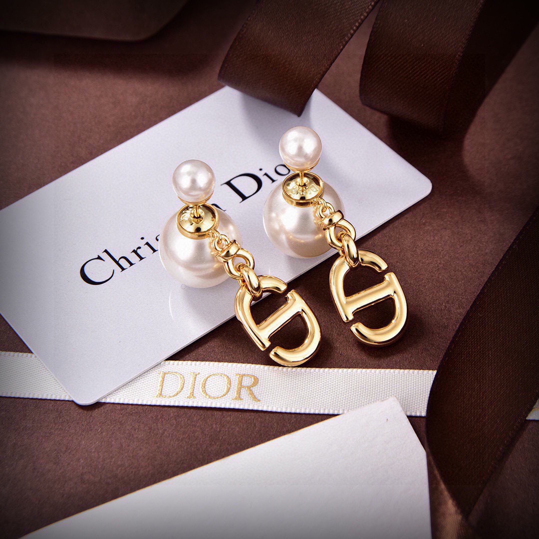 Dior item