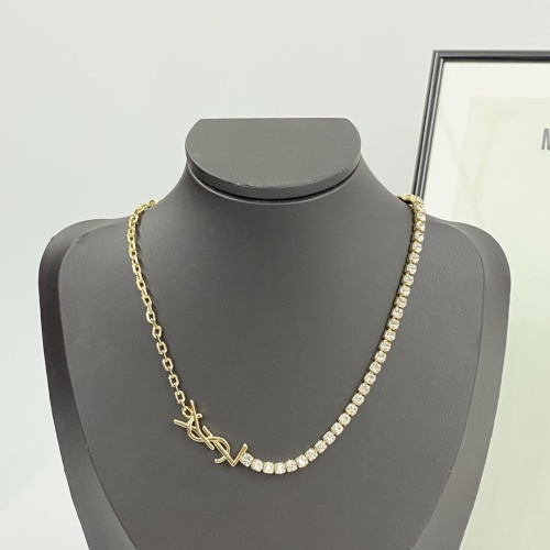 Yves Saint Laurent Gouden Ketting met Kristallen Logo - Saint Laurent Sieraden 1 Yves Saint Laurent Gouden Ketting met Kristallen Logo - Saint Laurent Sieraden