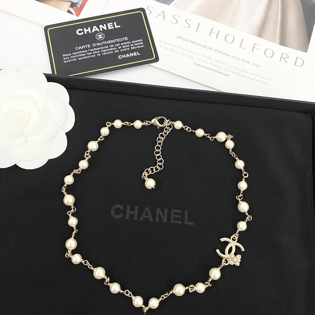 Chanel Women's Flower Double C Pearl Necklace, Elegant and Luxurious 3 i1728190088 4575 1