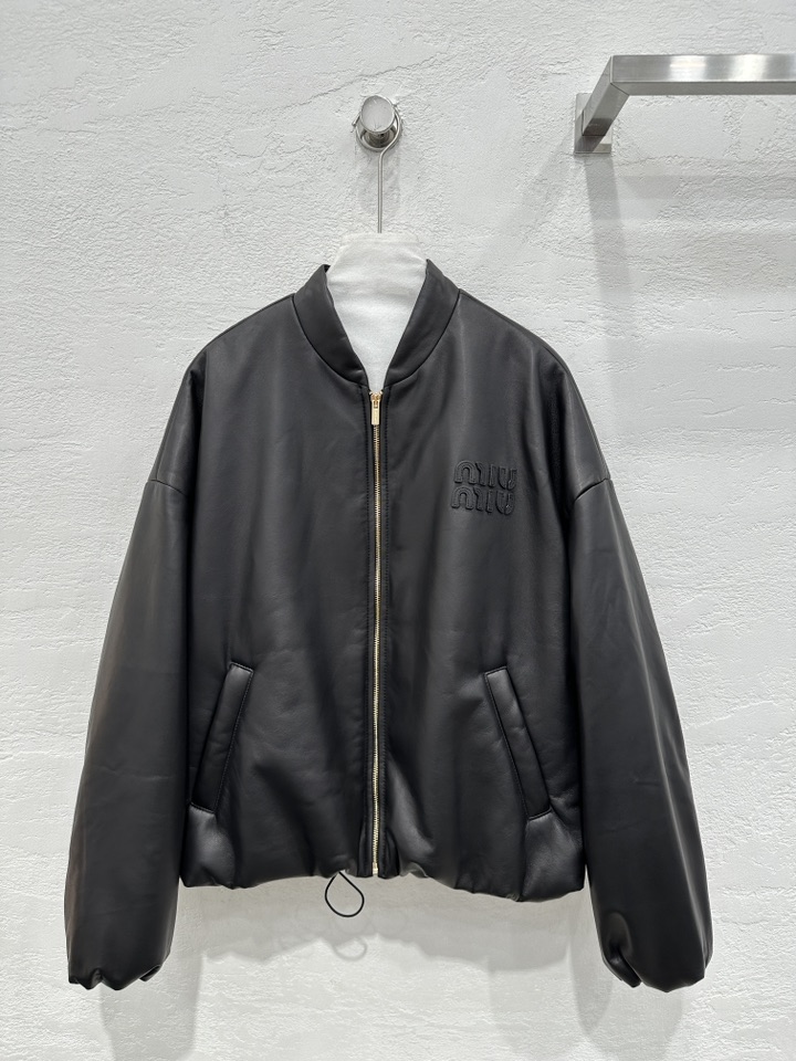 NO:660605,The exclusive first release of high-end original quality Mium*u counter synchronized genuine leather down jacket!  The soft and waxy texture of imported lamb leather is unparalleled!  National standard imported 90 white duck down filling!  Customized dropped shoulders and small stand-up collar. The three-dimensional cut and drawstring hem are adjustable. It has a fashionable and high-end feel. It is handsome and cute, and the tone is A and sassy!  Highly recommended for self-retention!  Perfect workmanship quality depends on the details!  One color SML M size bust 130, dropped shoulder sleeve length 76, dress length 59., Miu Miu-clothing, miumiu, jackets & coats, down jacket,  19860909独家首发高端原单品质Mium*u 专柜同步真皮羽绒外套！进口小羊软糯皮质感无敌！国标进口90白鸭绒填充！定制落肩小立领版型 立体剪裁下摆抽绳可调节自带时髦高级感,帅气可爱调调又A又飒！强烈推荐自留款！完美做工品质看细节！一色SML M码胸围130,落肩袖长76,衣长59.,缪缪-服装,miumiu,jackets & coats,down jacket, ,Women's clothing