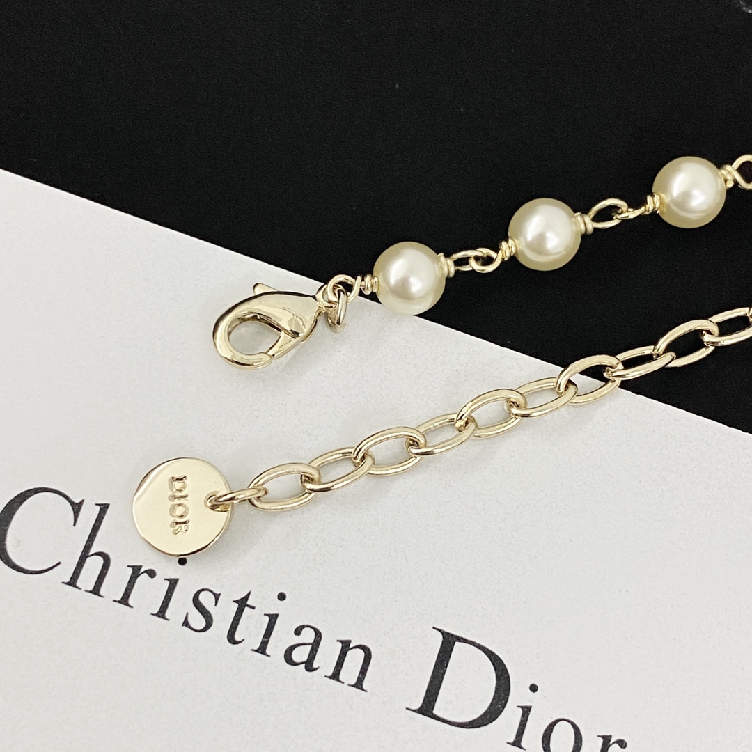 Elegant Dior Butterfly Pearl Necklace - Timeless Style for Women 8 i1728198838 6643 6