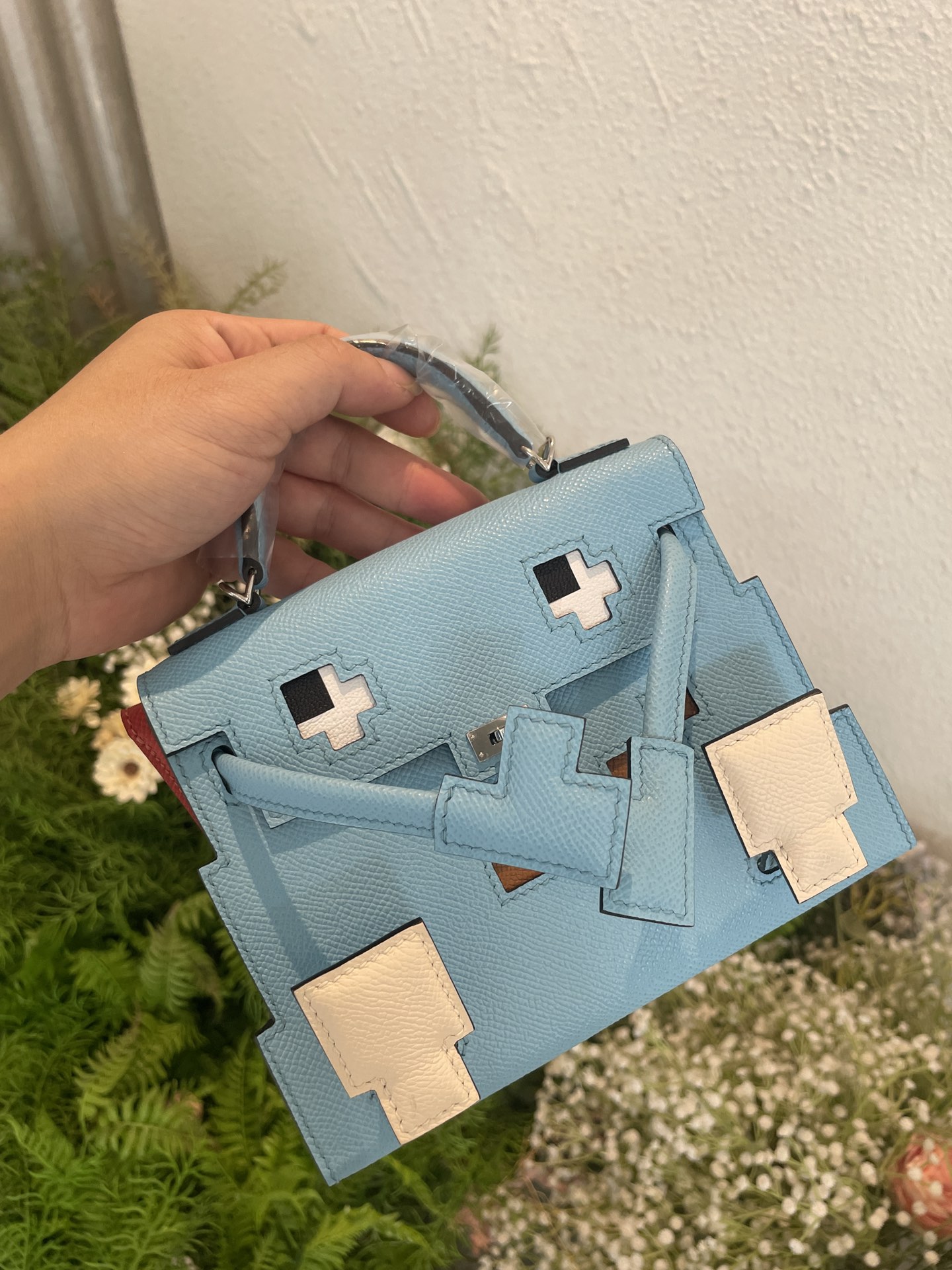 NO:700171,Candy blue Kelly Doll icto mosaic Kelly Doll's limited edition handbag launched in the millennium is also called the Millennium Doll. Imported cowhide. Beeswax thread hand-sewing. The smooth cutting process of the typesetting master. The perfect sewing of the leather craftsman. A small Kelly doll like a handicraft. Size 18×8×13cm. Kelly Doll icto mosaic doll bag. Hermes Hermes, Hermes, hermes, hermes, cowhide, Hermes,19860909糖果蓝 Kelly Doll icto 马赛克 凯莉娃娃于千禧年上市的限量手袋也被称为千禧娃娃 进口牛皮 蜜蜡线手缝 排版师傅流畅的切割工艺 皮艺匠人师傅的完美缝制 成就一只工艺品般的小凯莉Kelly doll 尺寸18×8×13cm Kelly Doll icto 马赛克娃娃包 Hermes 爱马仕,爱马仕,hermes,hermes,cowhide,Hermes,,Bag