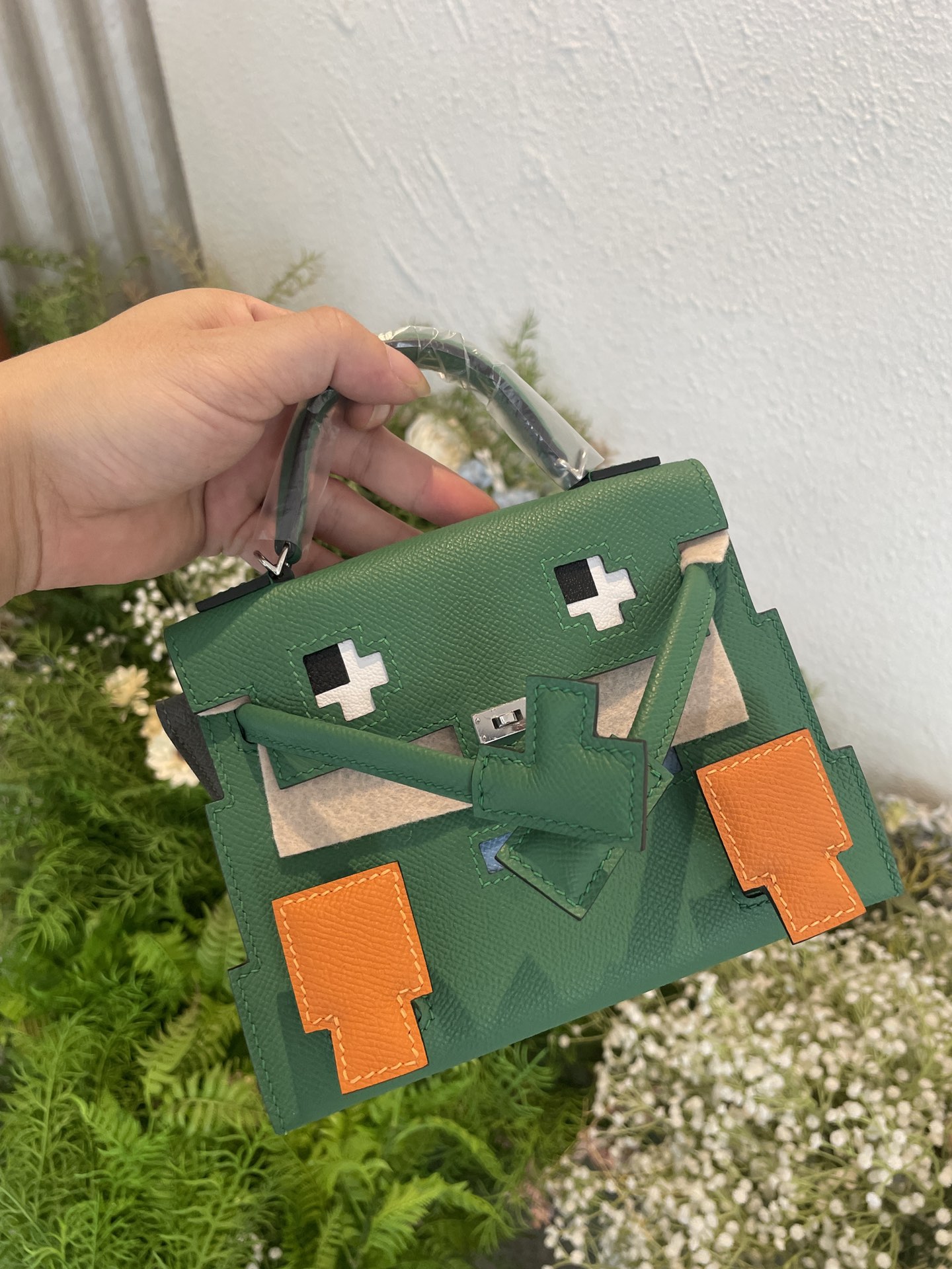 NO:700174,Frog Green Kelly Doll icto Mosaic Kelly Doll's limited edition handbag launched in the millennium is also called the Millennium Doll. Imported cowhide. Beeswax thread hand-sewing. The smooth cutting process of the typesetting master. The perfect sewing of the leather craftsman. A small Kelly doll like a handicraft. Size 18×8×13cm. Kelly Doll icto mosaic doll bag. Hermes, Hermes, hermes, hermes, cowhide, Hermes,19860909青蛙绿 Kelly Doll icto 马赛克 凯莉娃娃于千禧年上市的限量手袋也被称为千禧娃娃 进口牛皮 蜜蜡线手缝 排版师傅流畅的切割工艺 皮艺匠人师傅的完美缝制 成就一只工艺品般的小凯莉Kelly doll 尺寸18×8×13cm Kelly Doll icto 马赛克娃娃包 Hermes 爱马仕,爱马仕,hermes,hermes,cowhide,Hermes,,Bag