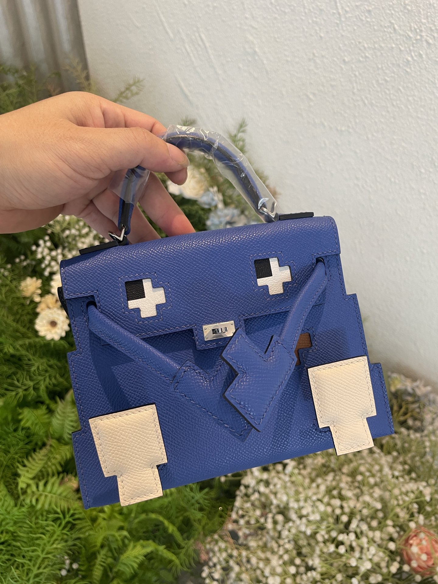 NO:700168,Electric blue Kelly Doll icto mosaic Kelly Doll's limited handbag launched in the millennium is also called the Millennium Doll. Imported cowhide, beeswax thread hand-sewing, smooth cutting process by the typesetting master, perfect sewing by the leather craftsman, creating a handicraft-like little Kelly doll. Size 18×8×13cm Kelly Doll icto mosaic doll bag Hermes  Hermes,Hermes,hermes,hermes,cowhide,Hermes,19860909电光蓝 Kelly Doll icto 马赛克 凯莉娃娃于千禧年上市的限量手袋也被称为千禧娃娃 进口牛皮 蜜蜡线手缝 排版师傅流畅的切割工艺 皮艺匠人师傅的完美缝制 成就一只工艺品般的小凯莉Kelly doll 尺寸18×8×13cm Kelly Doll icto 马赛克娃娃包 Hermes 爱马仕,爱马仕,hermes,hermes,cowhide,Hermes,,Bag