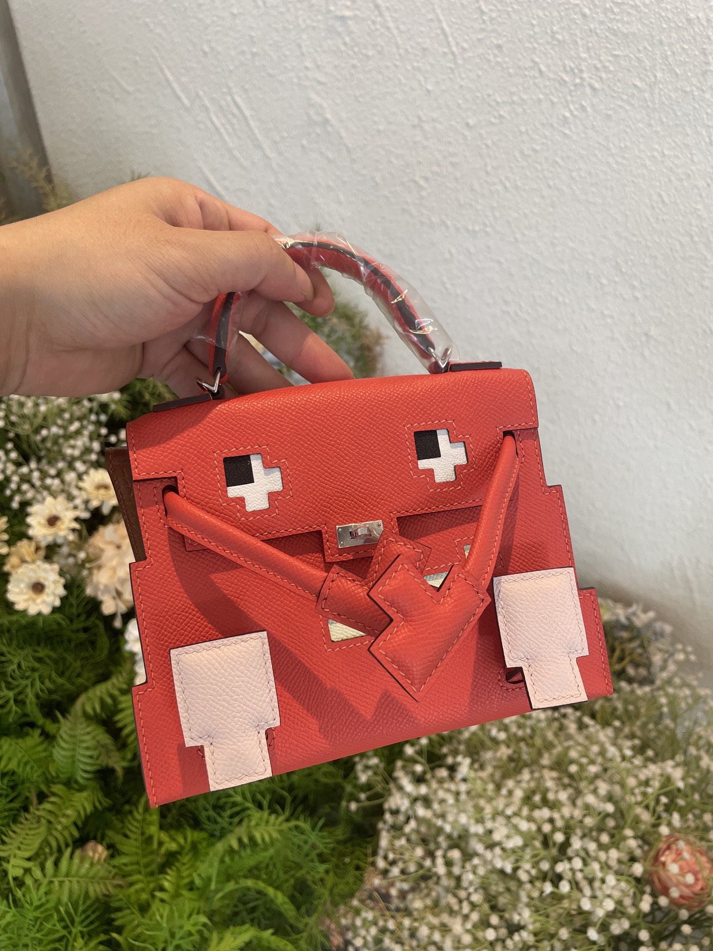 NO:700165,Watermelon Red Kelly Doll icto Mosaic Kelly Doll's limited edition handbag launched in the Millennium is also known as Millennium Doll. Imported cowhide, beeswax thread hand-sewing, the smooth cutting process of the typesetting master, and the perfect sewing of the leather craftsman, creating a handicraft-like little Kelly doll. Size 18×8×13cm Kelly Doll icto Mosaic doll bag Hermes  Hermes,Hermes,hermes,hermes,cowhide,Hermes,19860909西瓜红 Kelly Doll icto 马赛克 凯莉娃娃于千禧年上市的限量手袋也被称为千禧娃娃 进口牛皮 蜜蜡线手缝 排版师傅流畅的切割工艺 皮艺匠人师傅的完美缝制 成就一只工艺品般的小凯莉Kelly doll 尺寸18×8×13cm Kelly Doll icto 马赛克娃娃包 Hermes 爱马仕,爱马仕,hermes,hermes,cowhide,Hermes,,Bag