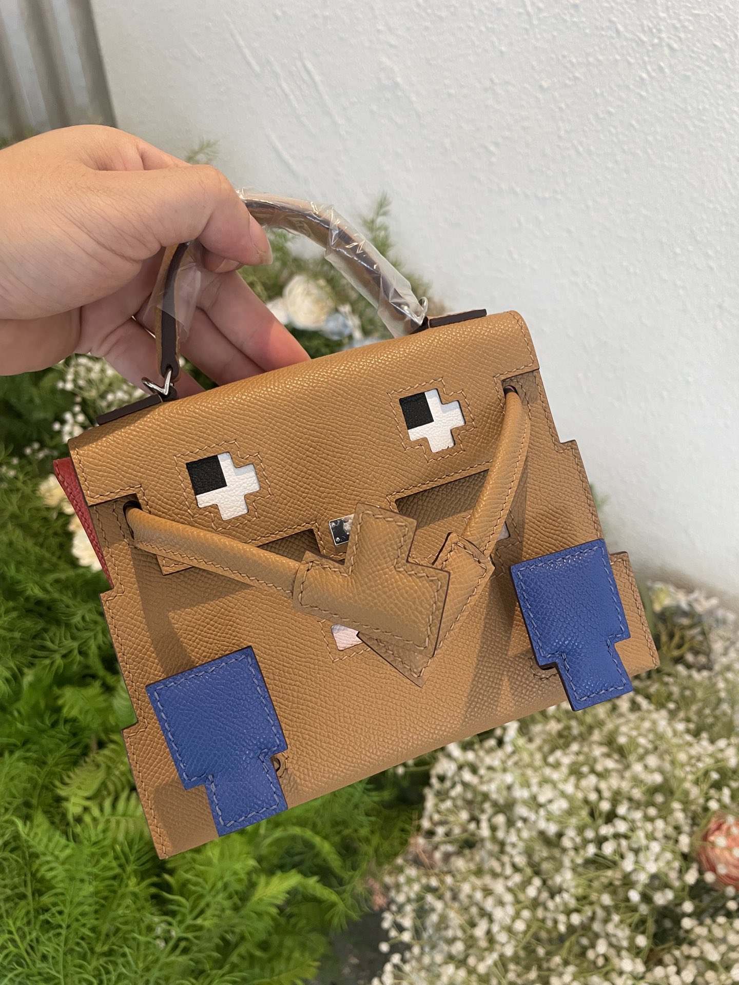 NO:700169,Biscuit color Kelly Doll icto mosaic Kelly Doll's limited edition handbag launched in the millennium is also called the Millennium Doll. Imported cowhide. Beeswax thread hand-sewing. The smooth cutting process of the typesetting master. The perfect sewing of the leather craftsman. A small Kelly doll like a handicraft. Size 18×8×13cm. Kelly Doll icto mosaic doll bag. Hermes Hermes, Hermes, hermes, hermes, cowhide, Hermes,19860909饼干色 Kelly Doll icto 马赛克 凯莉娃娃于千禧年上市的限量手袋也被称为千禧娃娃 进口牛皮 蜜蜡线手缝 排版师傅流畅的切割工艺 皮艺匠人师傅的完美缝制 成就一只工艺品般的小凯莉Kelly doll 尺寸18×8×13cm Kelly Doll icto 马赛克娃娃包 Hermes 爱马仕,爱马仕,hermes,hermes,cowhide,Hermes,,Bag