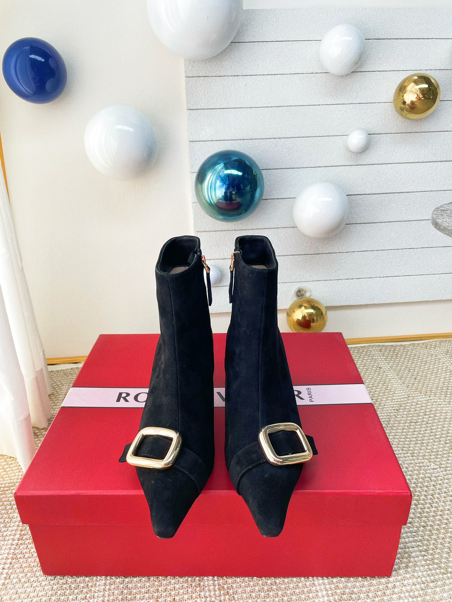 NO:590045,* 2025 new autumn and winter metal buckle short boots. The comma heel is a representative work of RV, with soft curves. This season, it is used in Virgule Bow high-heeled shoes. Hand-made, exquisite and gorgeous, it instantly creates a strong aura. It feels comfortable on the feet, has a concave shape, is a must-have, classic and versatile, and is unparalleled in beauty - super easy to wear. Who else can give me a hot autumn and winter style? It shows off your slim legs!  Complete RV series (must-have RV short boots in autumn and winter~) Original custom-made non-slip genuine leather sole Material: Original custom-made cow patent leather Breathable sheepskin lining Size 34-40 Custom size 34/40 Heel height: 4.5cm, boots, high heels, sheepskin19860909*  2025秋冬新款金属扣短靴 逗号跟是RV具有代表性的作品,曲线柔美,本季应用于Virgule Bow后祥带高跟鞋.手工制作,精致华丽,即刻打造强大气场.脚感舒适凹造型必备经典百搭美得无与伦比——超好穿 秋冬爆款舍我其谁 巨显腿细！RV全系列做齐（秋冬季必备RV款短靴~） 鞋底原版定制防滑真皮底 材质: 原版定制牛漆皮 内里透气羊皮内里 码数34-40码 34/40定制码数 跟高: 4.5cm,,boots,high heels,sheepskin,Men's shoes