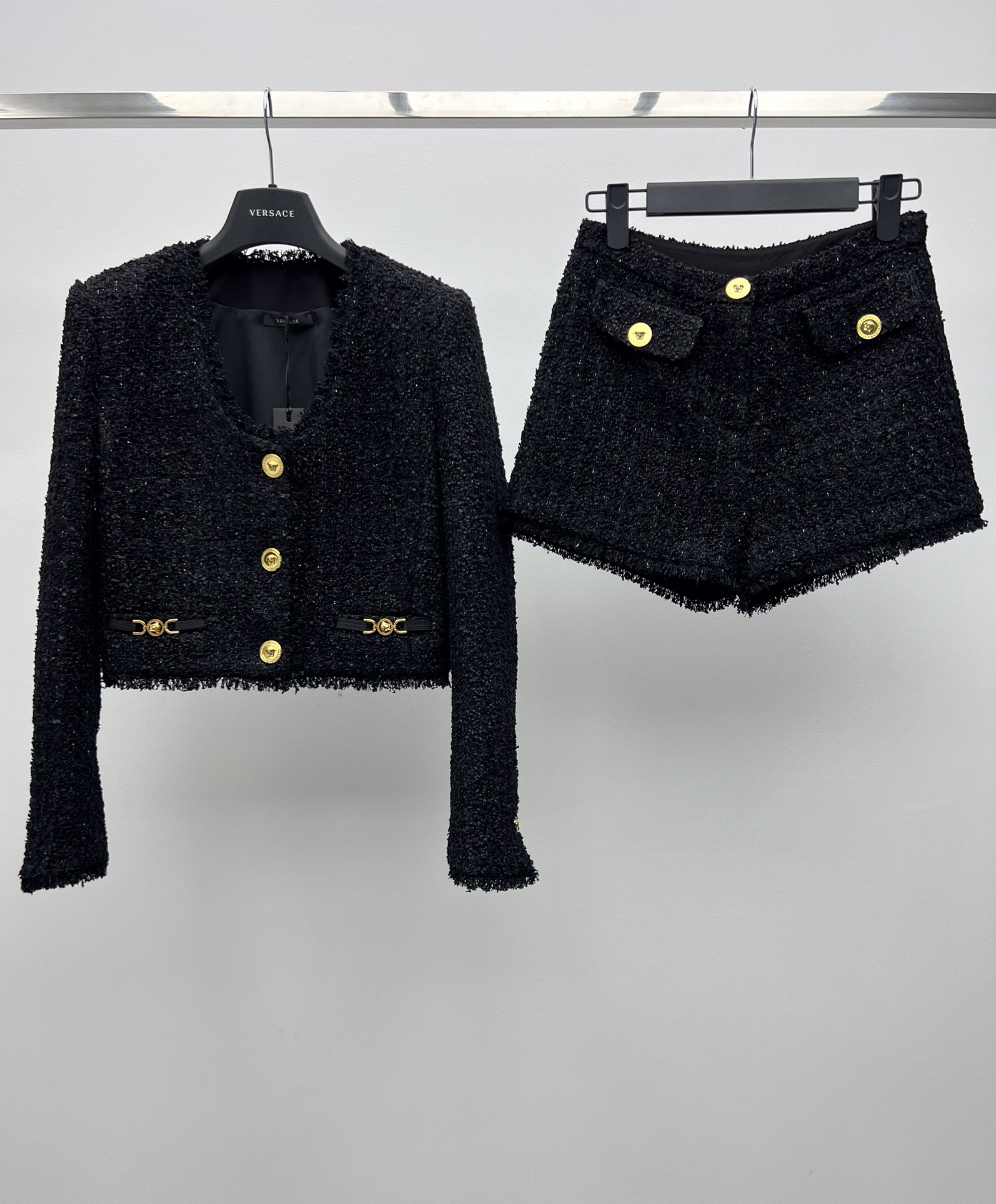 “Versac Wrapped T-shirts and Boucle Jacket with Medusa King Button” - 图片 1
