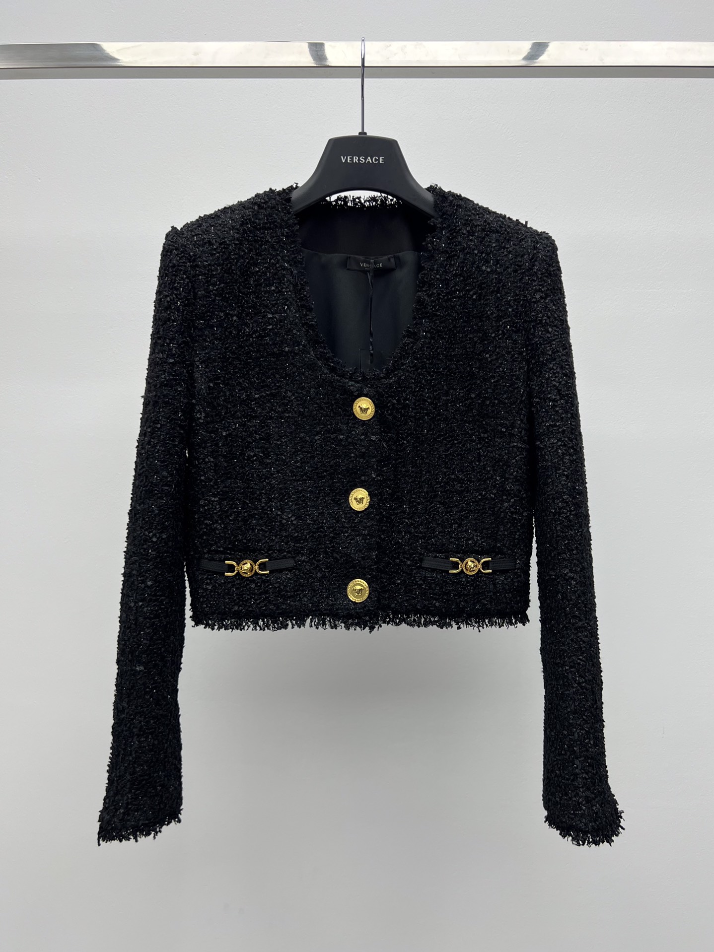 “Versac Wrapped T-shirts and Boucle Jacket with Medusa King Button” - 图片 2