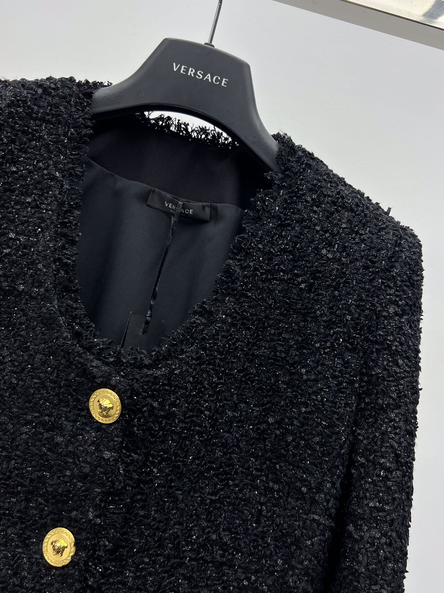 “Versac Wrapped T-shirts and Boucle Jacket with Medusa King Button” - 图片 3