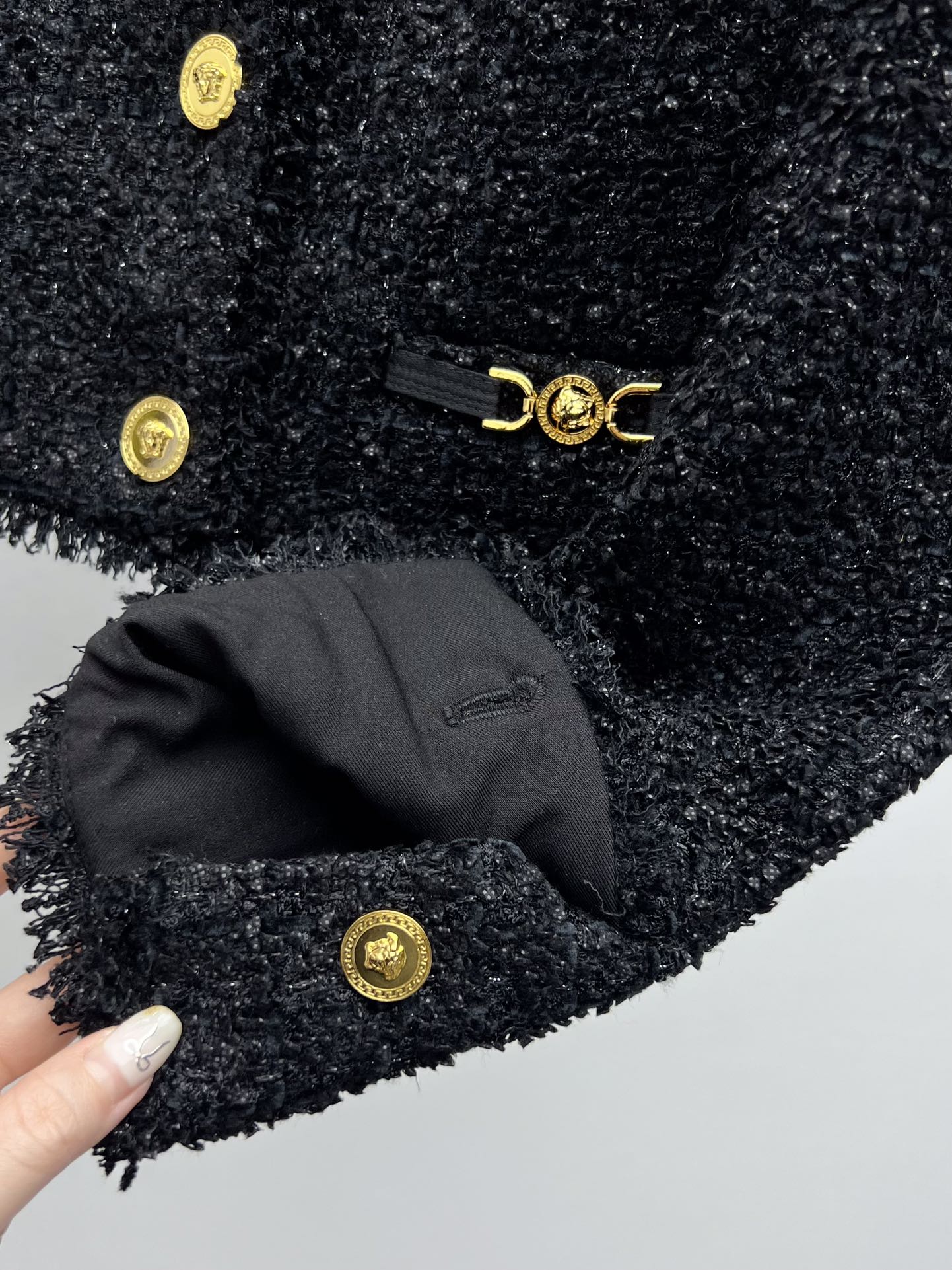 “Versac Wrapped T-shirts and Boucle Jacket with Medusa King Button” - 图片 7