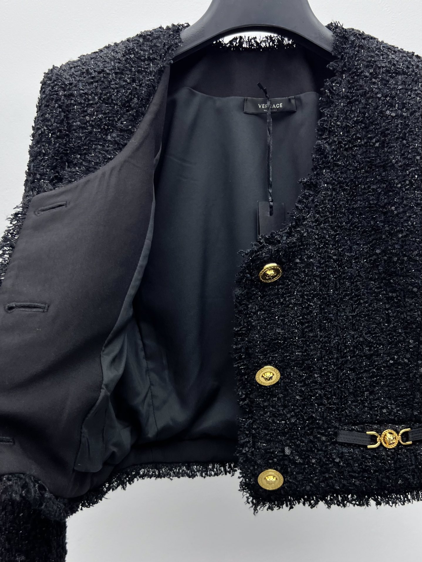 “Versac Wrapped T-shirts and Boucle Jacket with Medusa King Button” - 图片 6