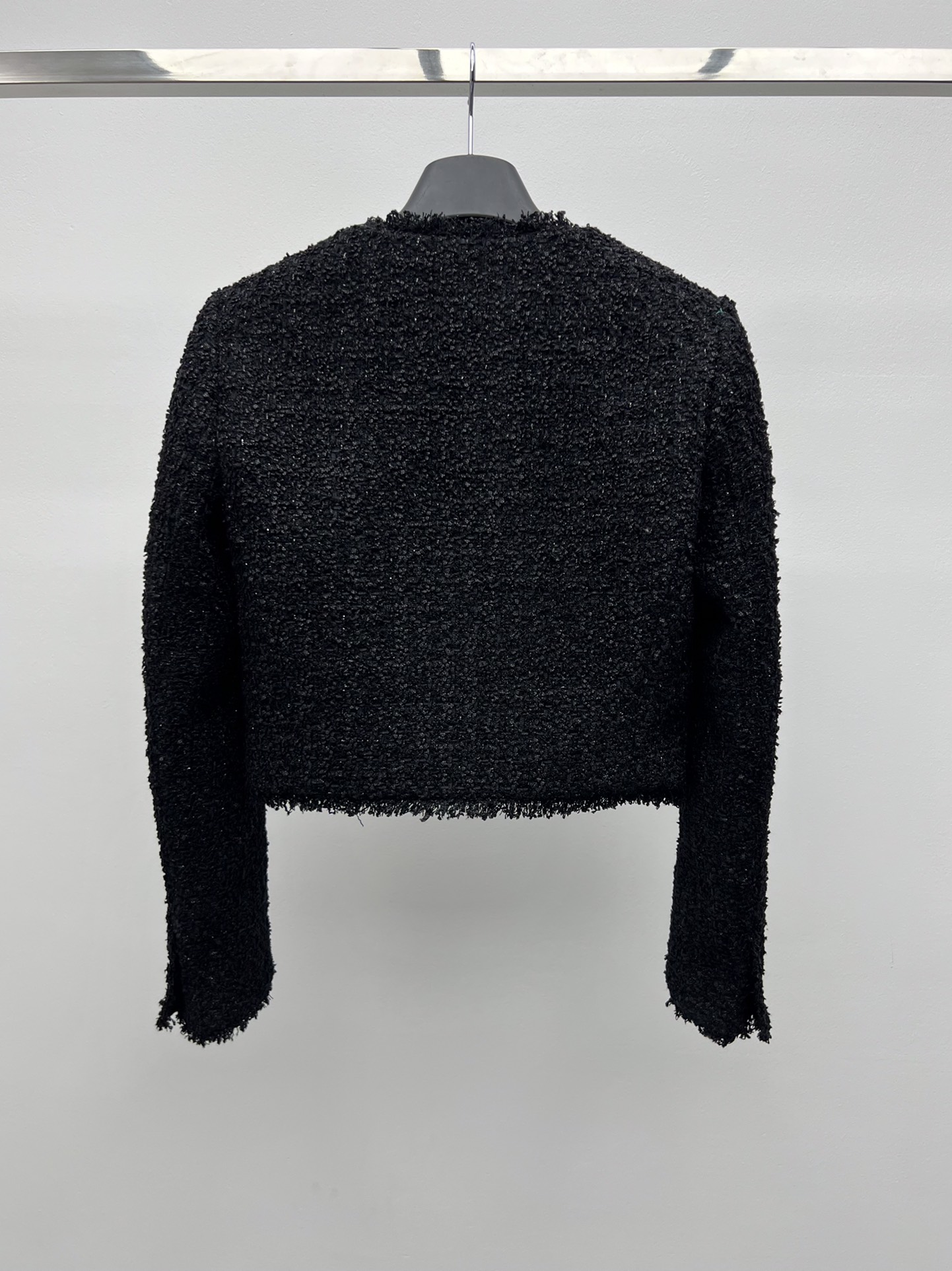 “Versac Wrapped T-shirts and Boucle Jacket with Medusa King Button” - 图片 8