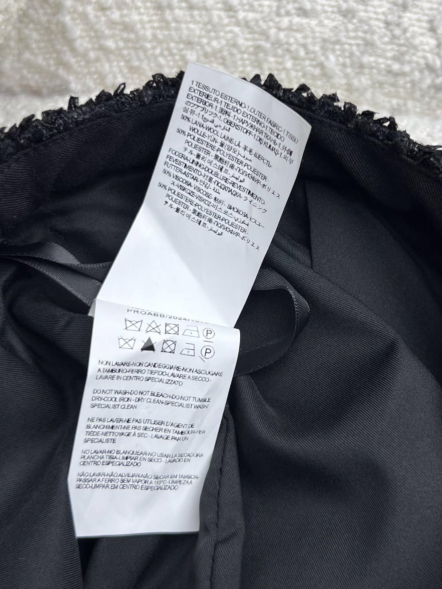 “Versace-inspired Boucle Jacket with Medusa King Button for Bad-Ass Girl” - 图片 8