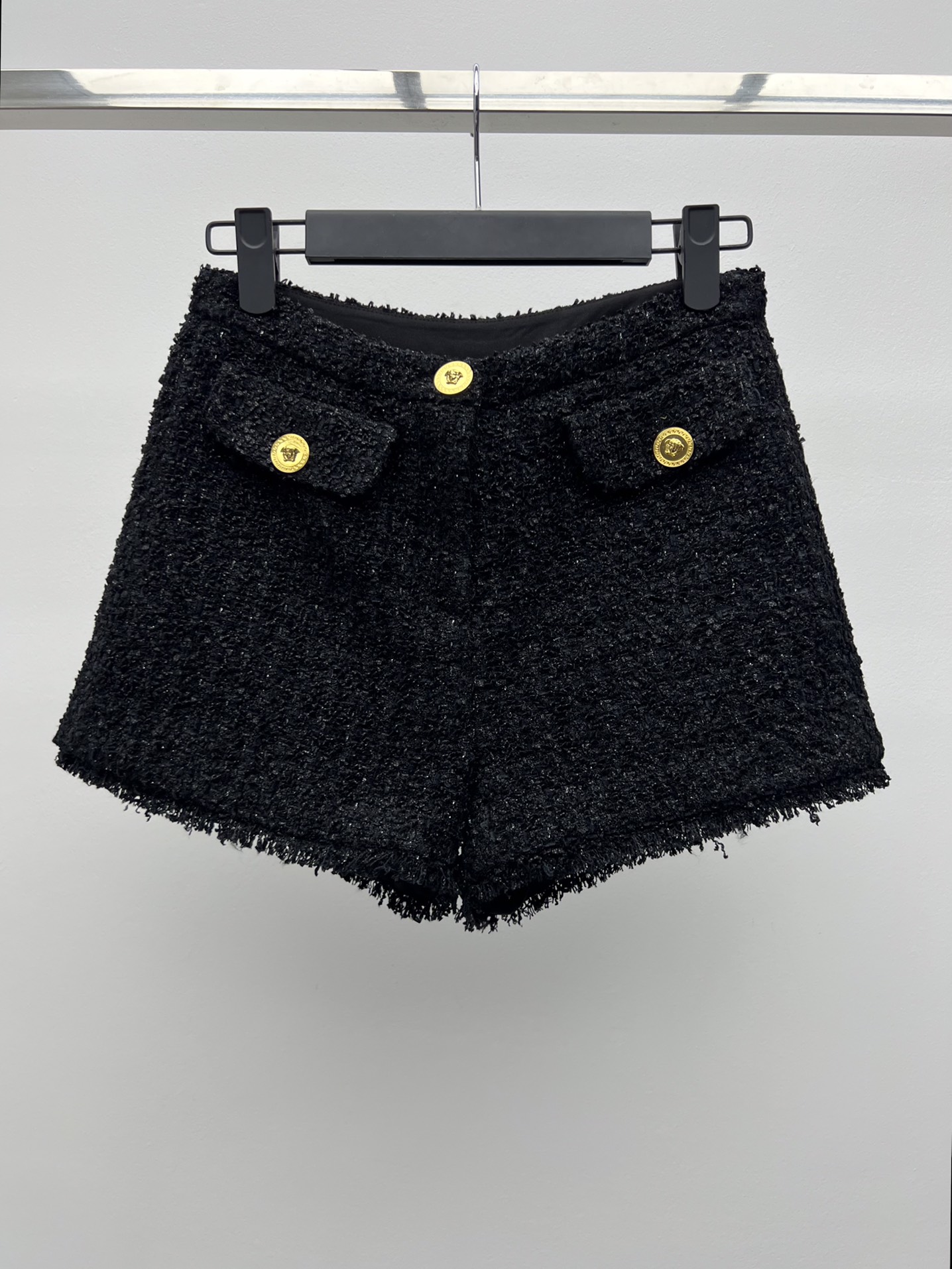“Versace-inspired Boucle Jacket with Medusa King Button for Bad-Ass Girl” - 图片 2