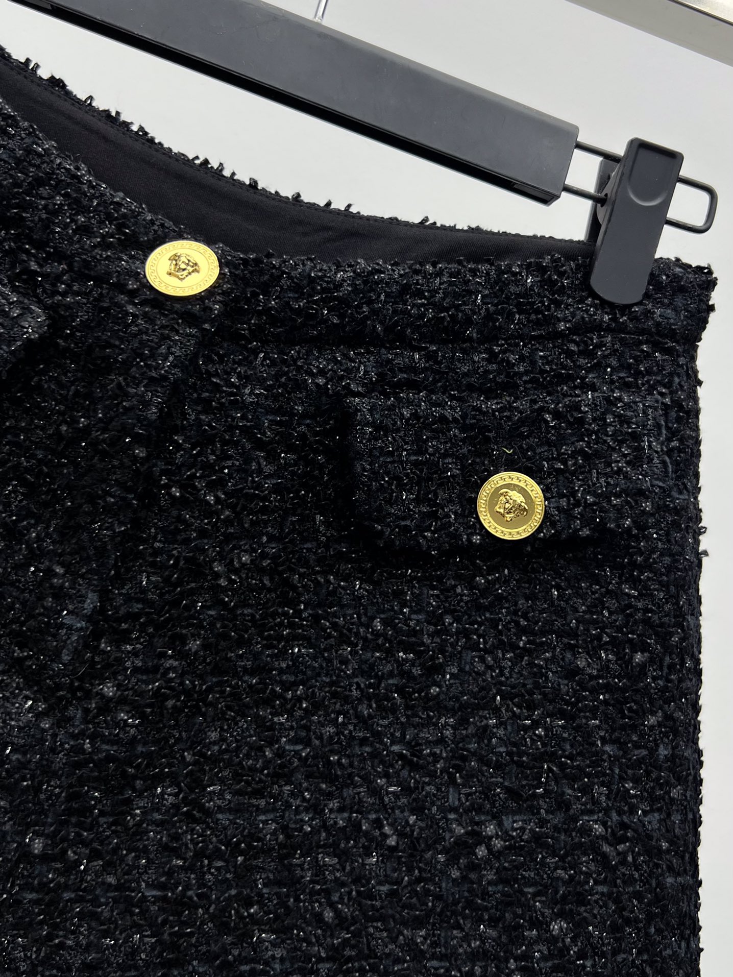 “Versace-inspired Boucle Jacket with Medusa King Button for Bad-Ass Girl” - 图片 3