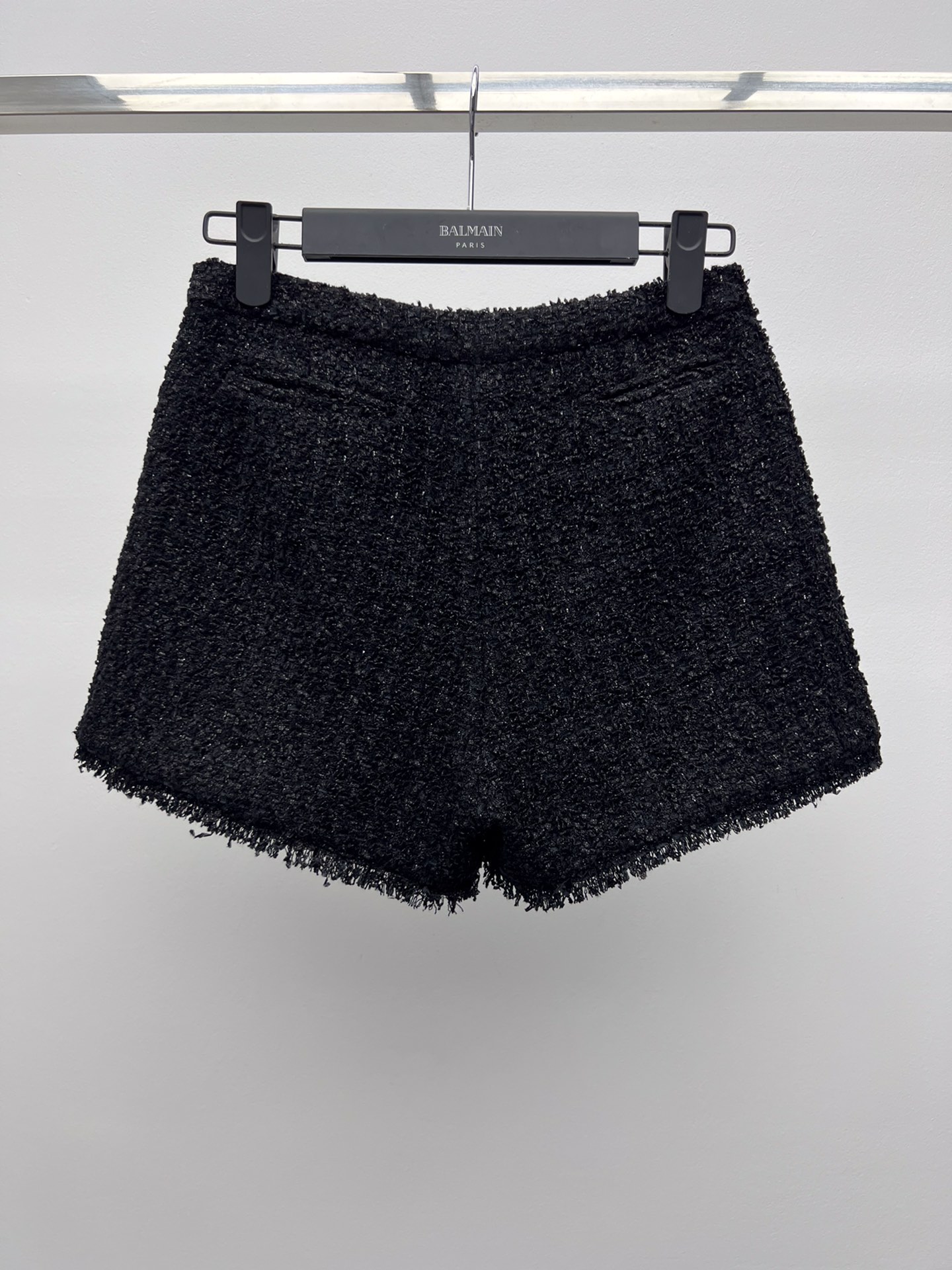 “Versace-inspired Boucle Jacket with Medusa King Button for Bad-Ass Girl” - 图片 6