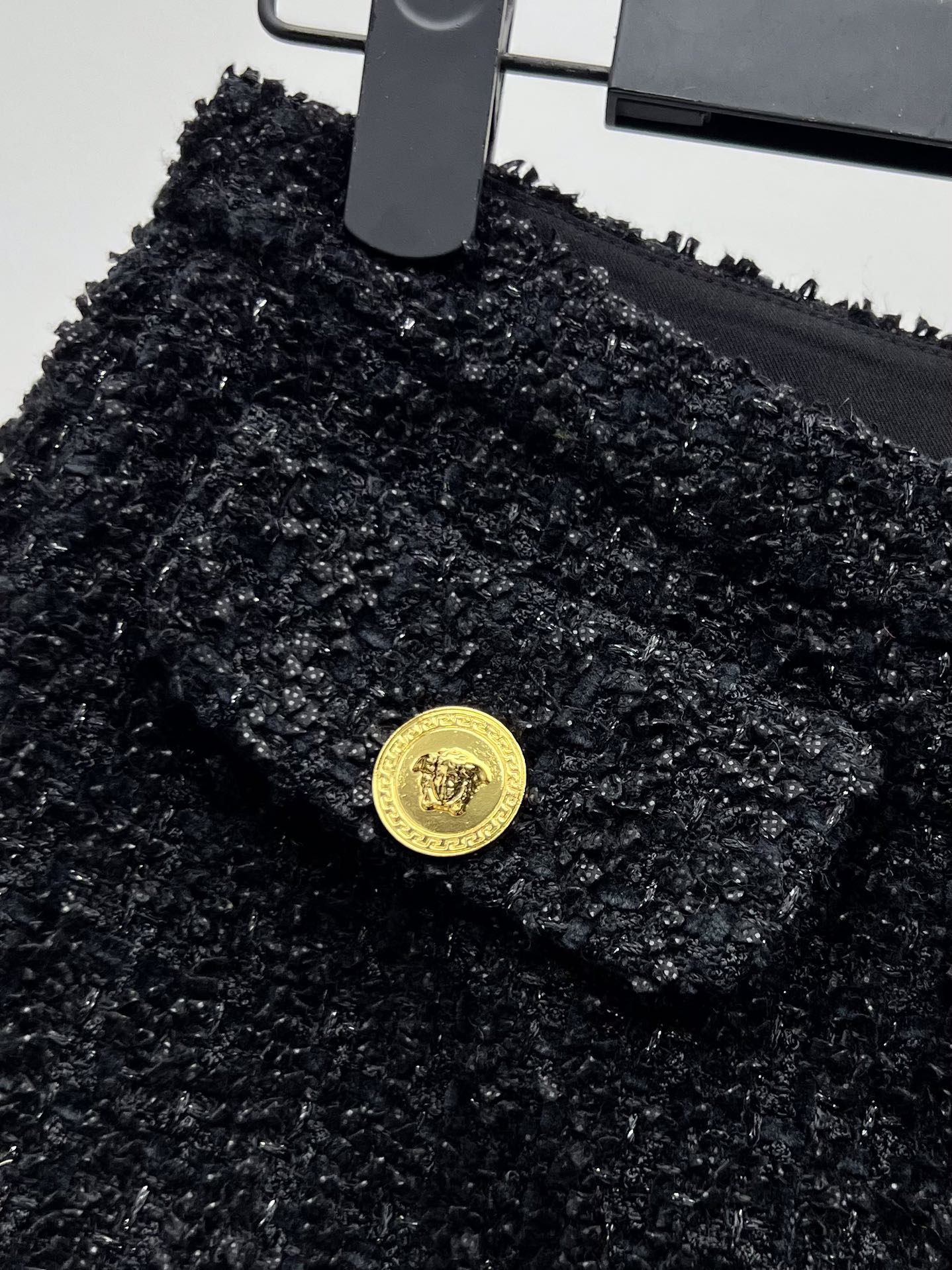 “Versace-inspired Boucle Jacket with Medusa King Button for Bad-Ass Girl” - 图片 4