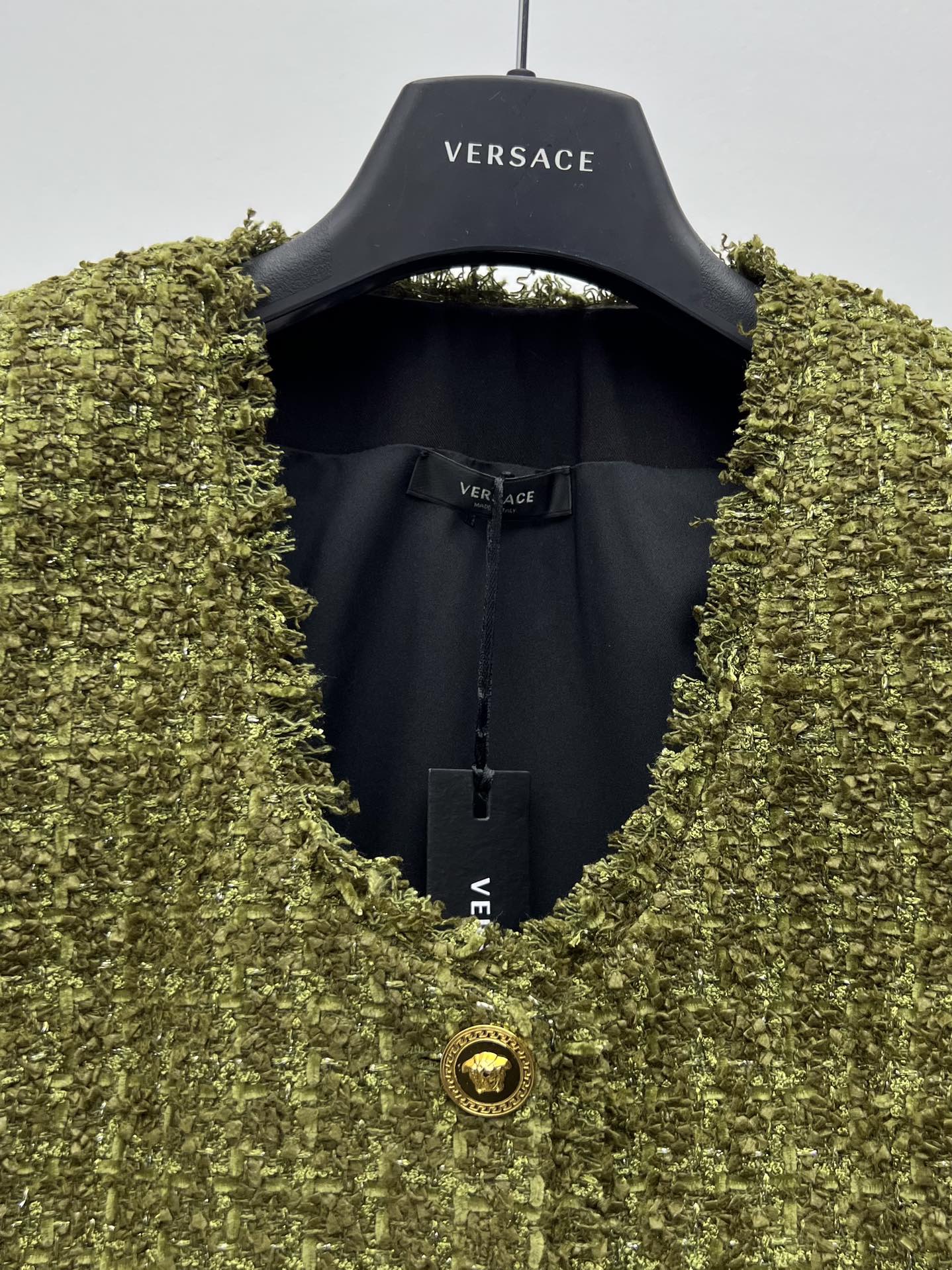 Versace Inspired Boucle Jacket with Medusa King Button and Matching Shorts - 图片 4
