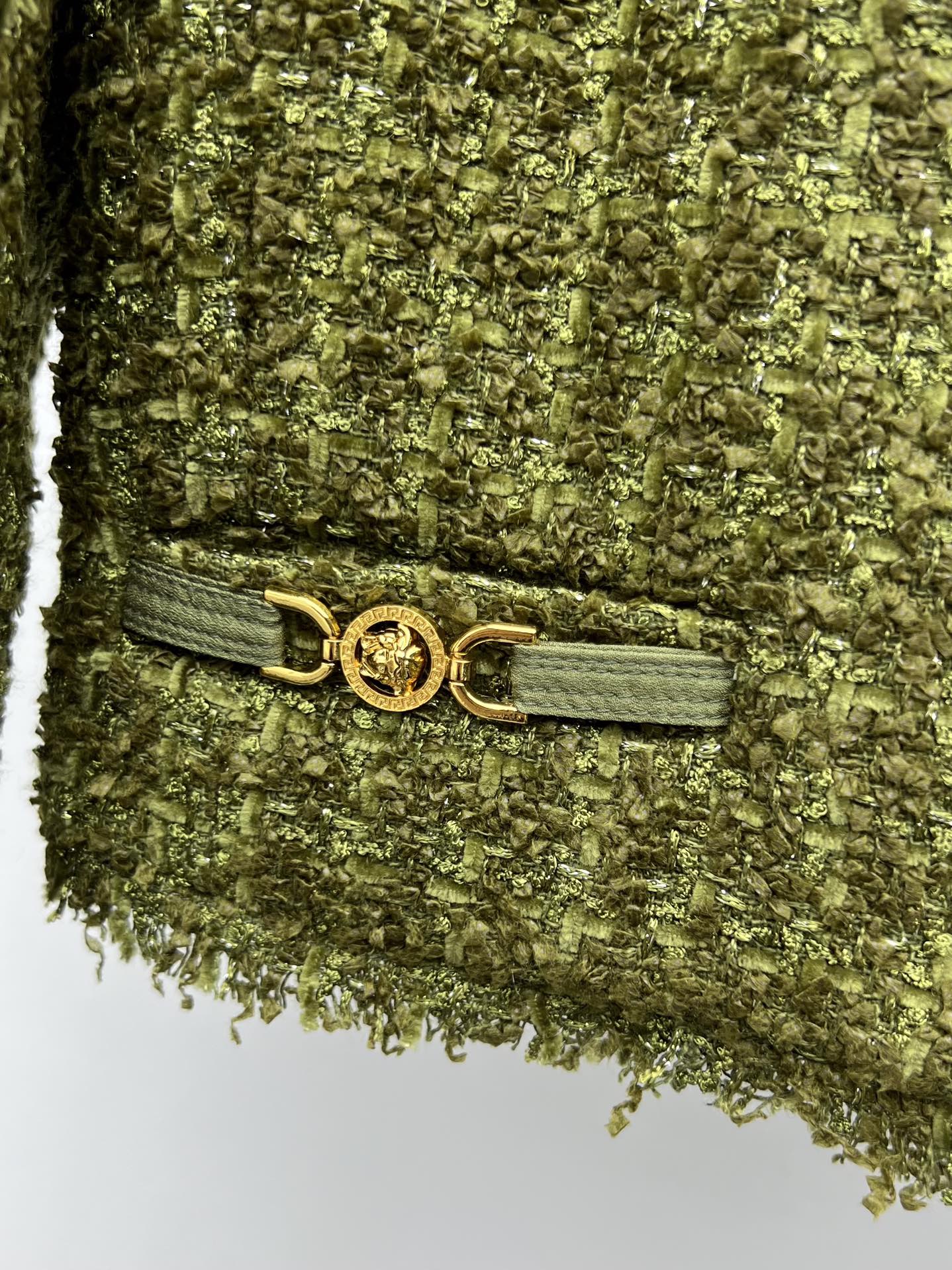 Versace Inspired Boucle Jacket with Medusa King Button and Matching Shorts - 图片 5