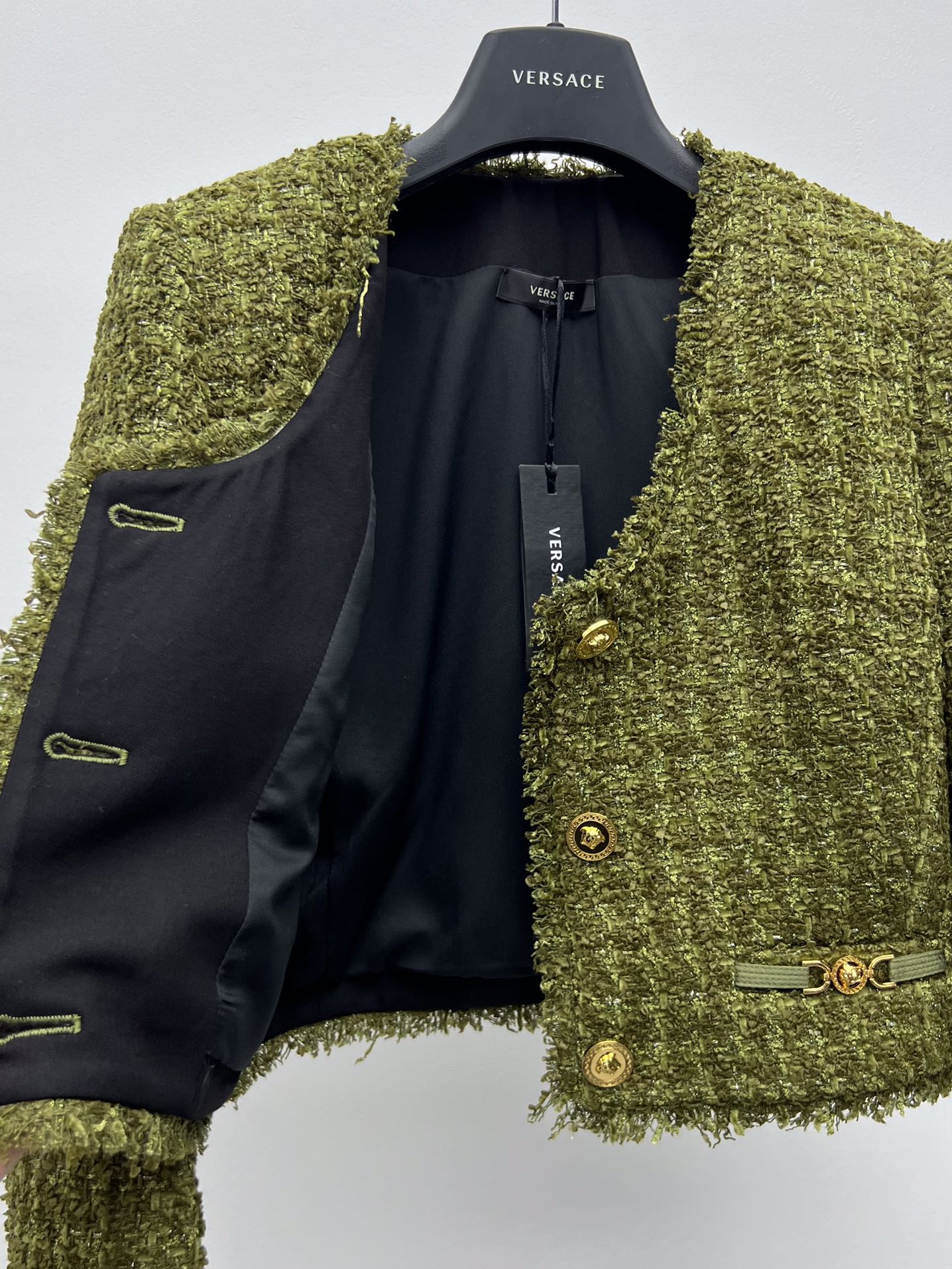 Versace Inspired Boucle Jacket with Medusa King Button and Matching Shorts - 图片 6