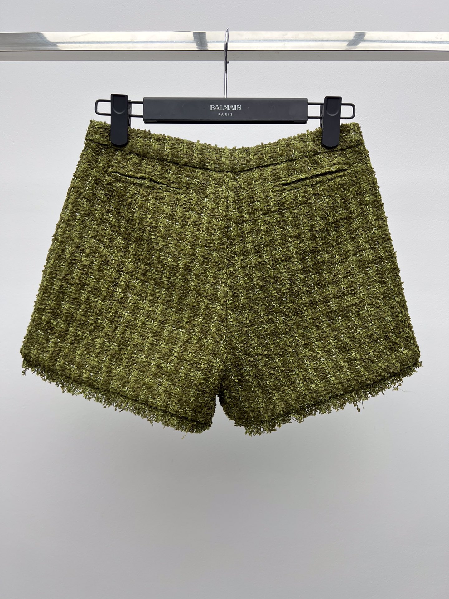 Versace-inspired Jacket and T-Shirts with Medusa King Button: Boucle Fabric Tailoring for Perfect Shape - 图片 6