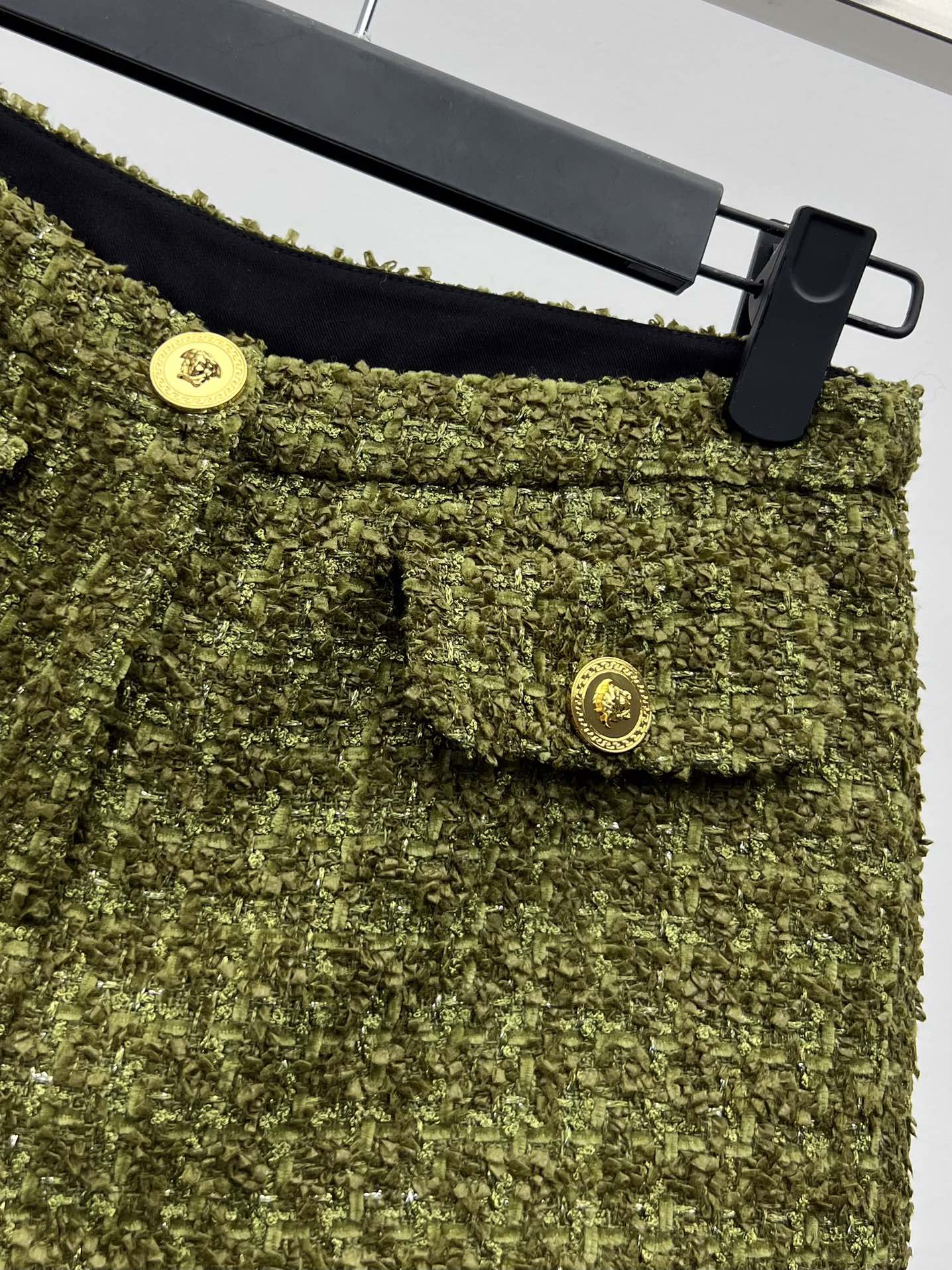 Versace-inspired Jacket and T-Shirts with Medusa King Button: Boucle Fabric Tailoring for Perfect Shape - 图片 3