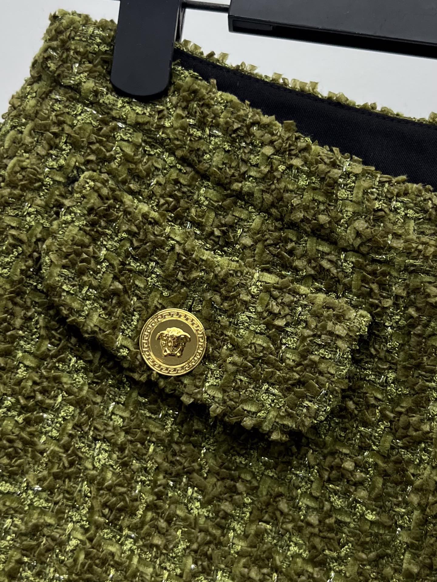 Versace-inspired Jacket and T-Shirts with Medusa King Button: Boucle Fabric Tailoring for Perfect Shape - 图片 4