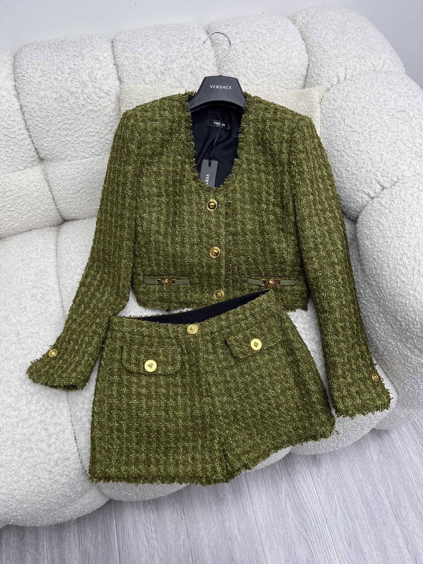 Versace-inspired Jacket and T-Shirts with Medusa King Button: Boucle Fabric Tailoring for Perfect Shape - 图片 1