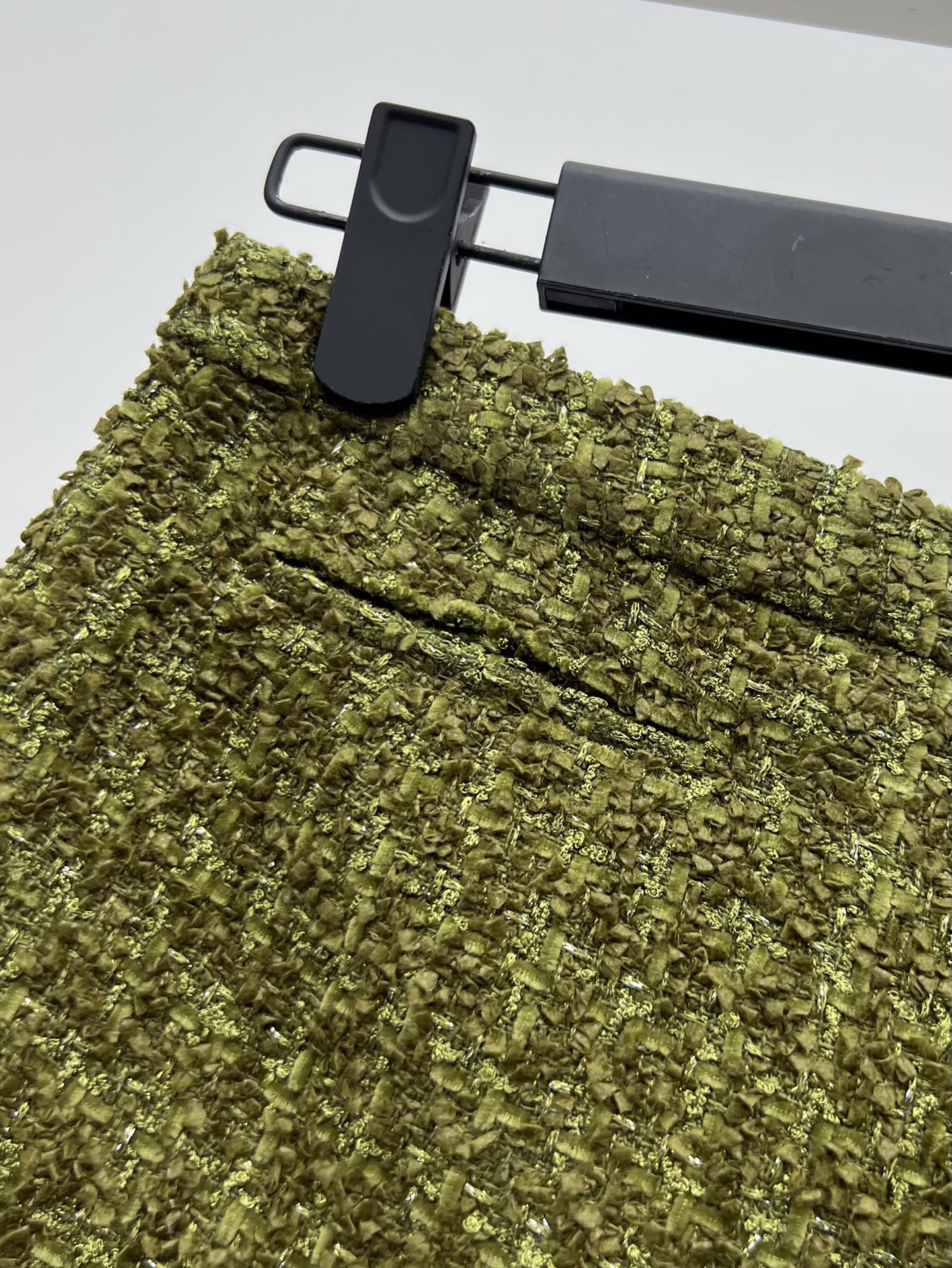 Versace-inspired Jacket and T-Shirts with Medusa King Button: Boucle Fabric Tailoring for Perfect Shape - 图片 7