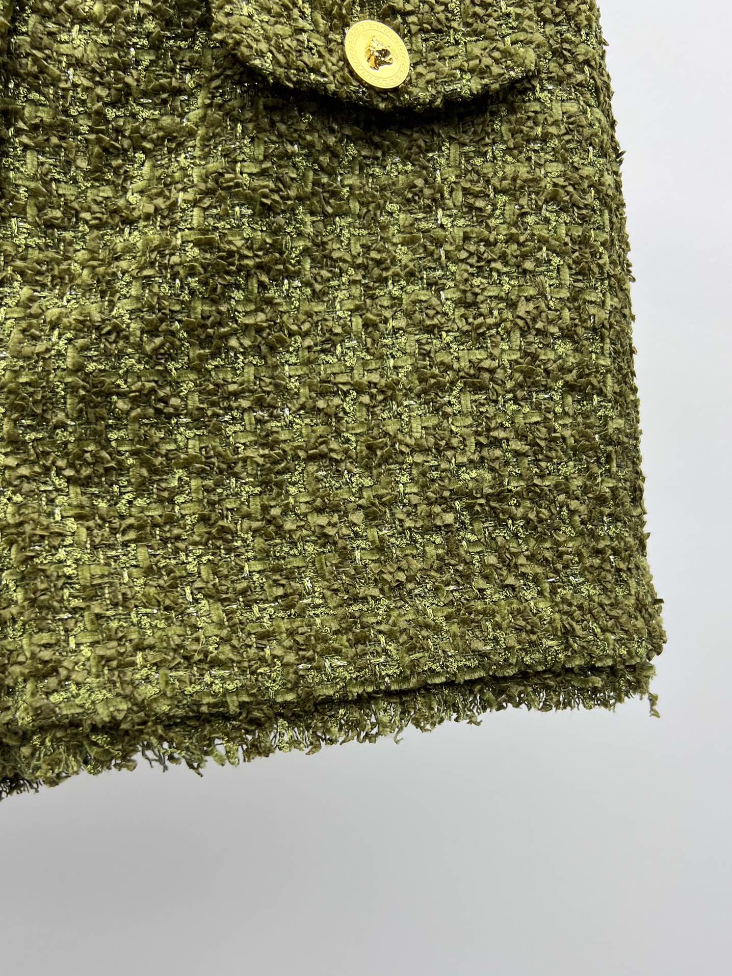 Versace-inspired Jacket and T-Shirts with Medusa King Button: Boucle Fabric Tailoring for Perfect Shape - 图片 5