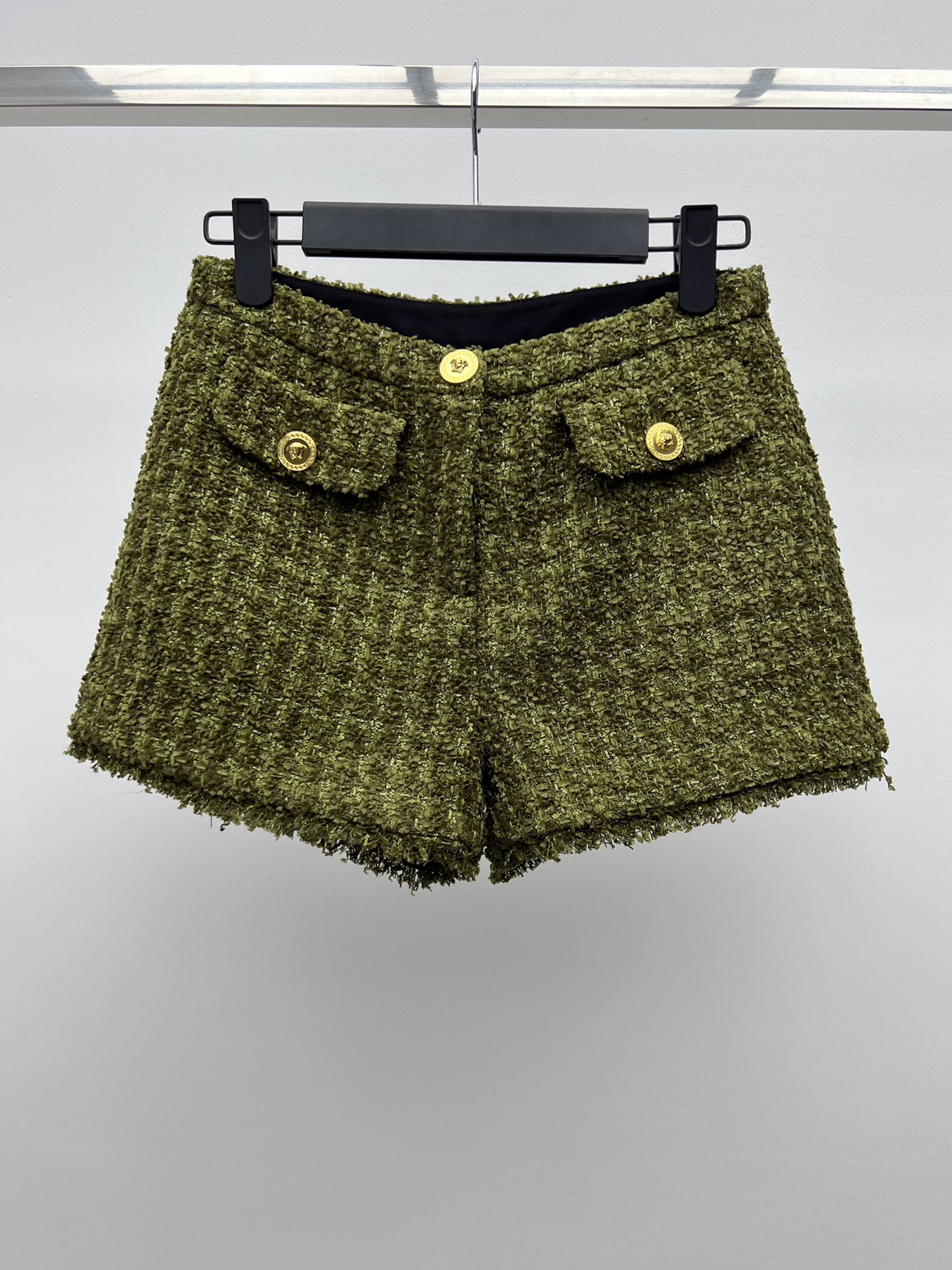 Versace-inspired Jacket and T-Shirts with Medusa King Button: Boucle Fabric Tailoring for Perfect Shape - 图片 2