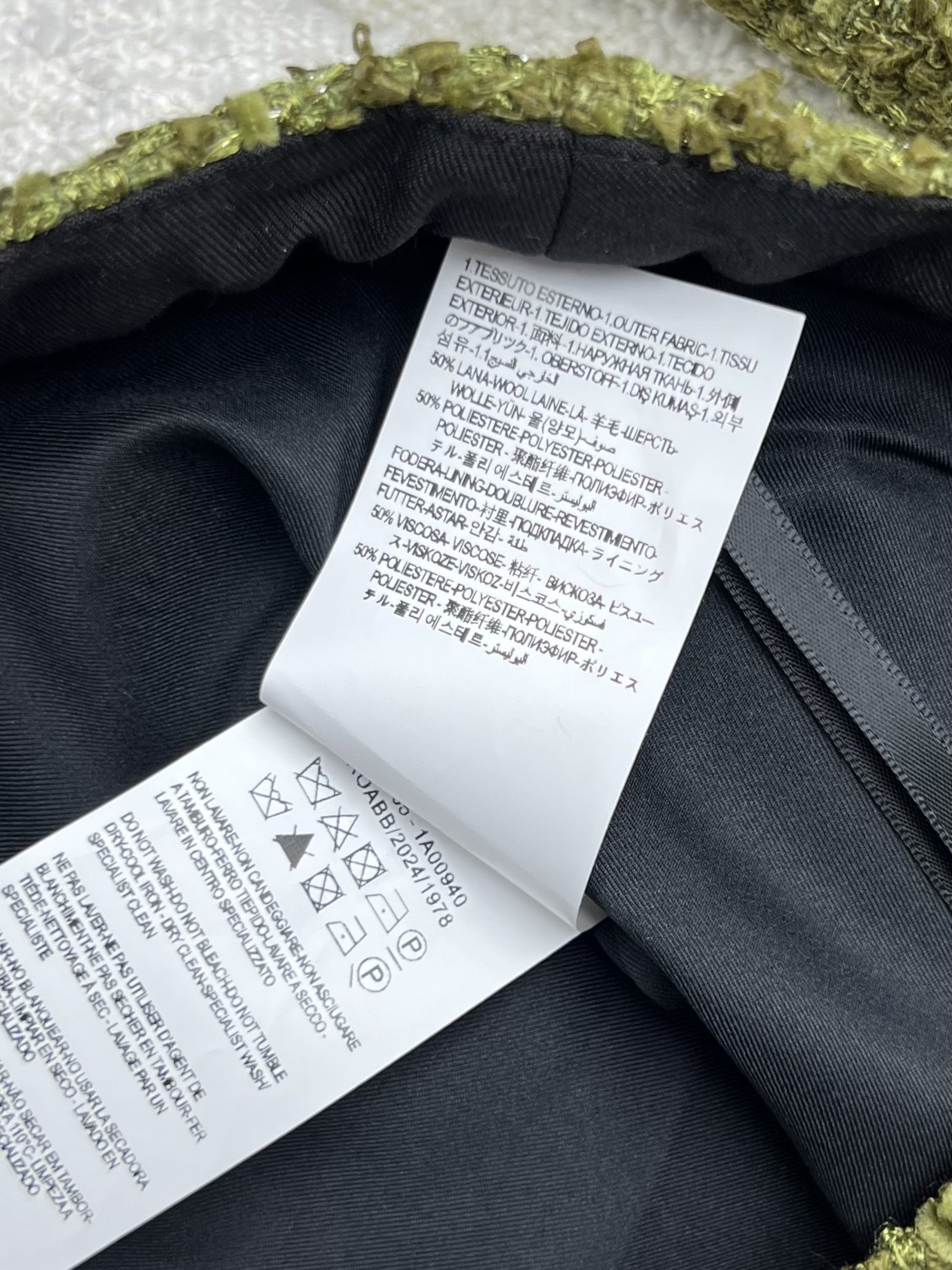 Versace-inspired Jacket and T-Shirts with Medusa King Button: Boucle Fabric Tailoring for Perfect Shape - 图片 8