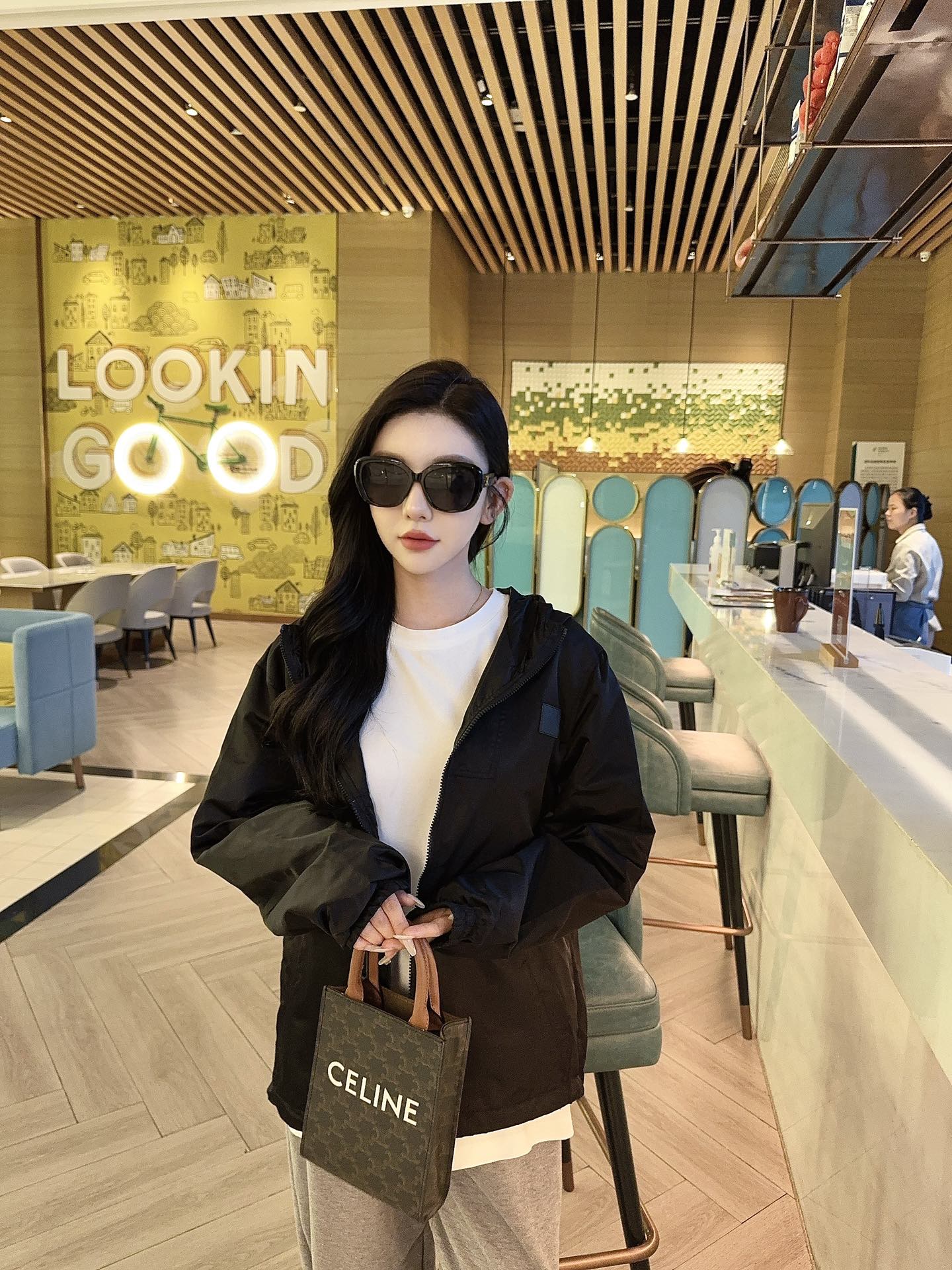 Louis Vuitton/路易威登 徽标双面穿夹克冲锋衣外套 上身效果#
