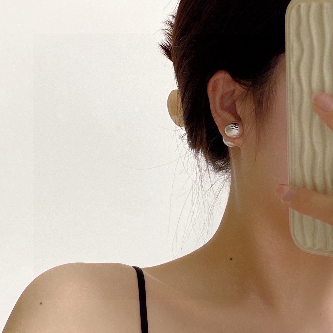 NO:105608,The exciting new model [Chanel Chanel] brushed and pearls with stud earrings can also be switched back and forth and back to wear very casually and has a very casual and high-end feel. The highest version on the market!  Chanel earrings must have the goddess of stud earrings, super slim face, personality and fashion, daily necessities, ladylike temperament, noble and famous temperament, simple and elegant versatile earrings 9.25 silver needles, jewelry quality, chanel, chanel, earrings19860909劲爆新款【Chanel香奈儿】拉丝和珍珠搭配耳钉还可以前后随意切换佩戴非常休闲和高级感市面最高版本！香奈儿耳钉女神必备 超级显脸瘦 有个性时尚 日常必备 淑女气质 高贵名媛气质 简约大气百搭款耳环9.25银针,饰品精品,chanel,chanel,earrings,Jewelry