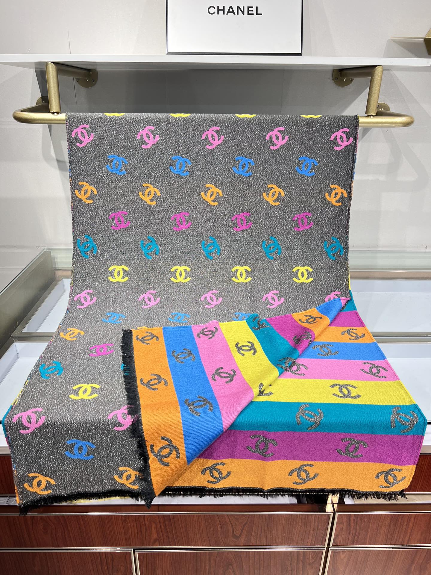 💟小香彩虹围巾，秋冬季新品彩虹亮丝围巾披肩，独家首发，买一条=买两条用，双面可用，黑色一面带有细闪，很有