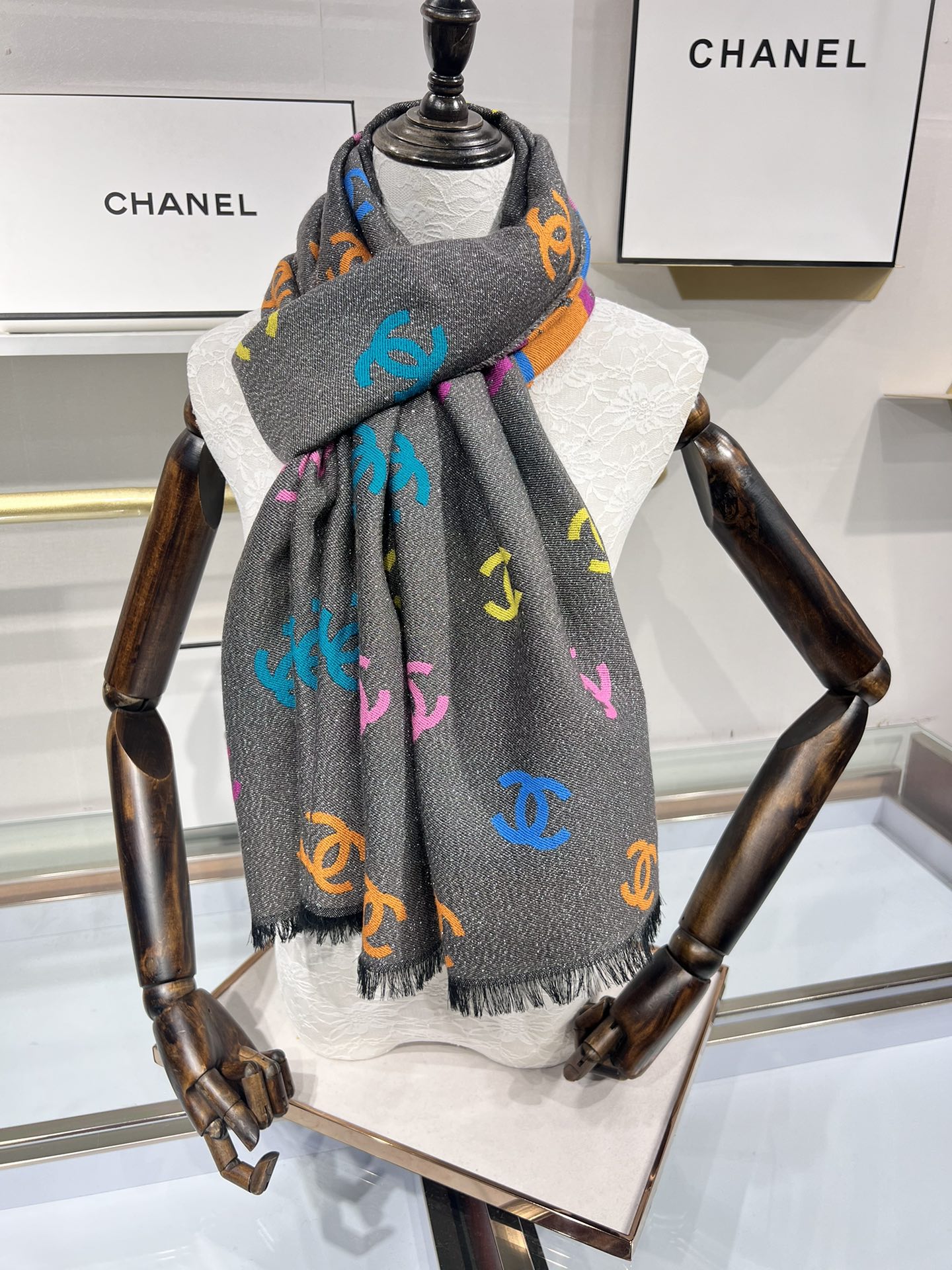 💟小香彩虹围巾，秋冬季新品彩虹亮丝围巾披肩，独家首发，买一条=买两条用，双面可用，黑色一面带有细闪，很有