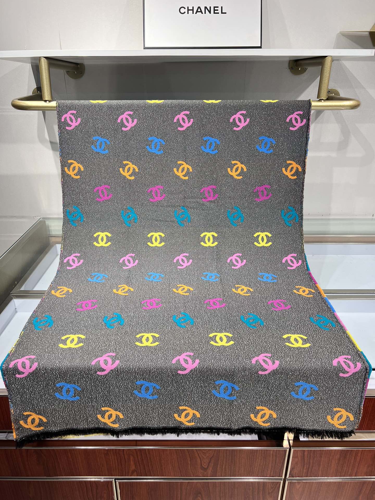 💟小香彩虹围巾，秋冬季新品彩虹亮丝围巾披肩，独家首发，买一条=买两条用，双面可用，黑色一面带有细闪，很有