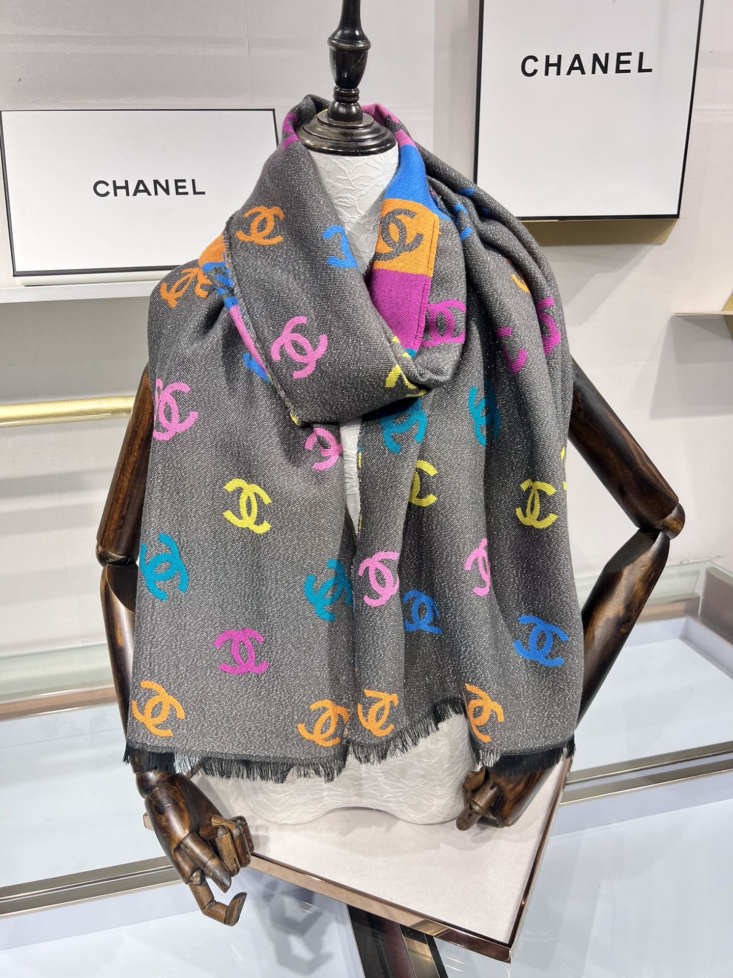 💟小香彩虹围巾，秋冬季新品彩虹亮丝围巾披肩，独家首发，买一条=买两条用，双面可用，黑色一面带有细闪，很有