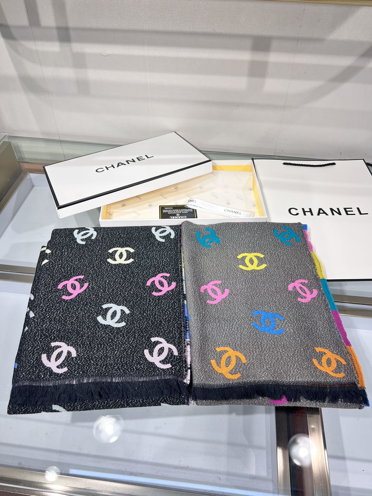 💟小香彩虹围巾，秋冬季新品彩虹亮丝围巾披肩，独家首发，买一条=买两条用，双面可用，黑色一面带有细闪，很有