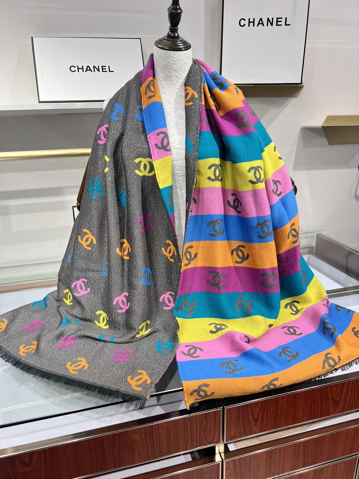 💟小香彩虹围巾，秋冬季新品彩虹亮丝围巾披肩，独家首发，买一条=买两条用，双面可用，黑色一面带有细闪，很有