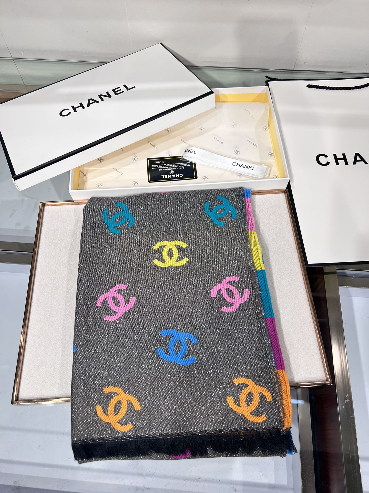 💟小香彩虹围巾，秋冬季新品彩虹亮丝围巾披肩，独家首发，买一条=买两条用，双面可用，黑色一面带有细闪，很有