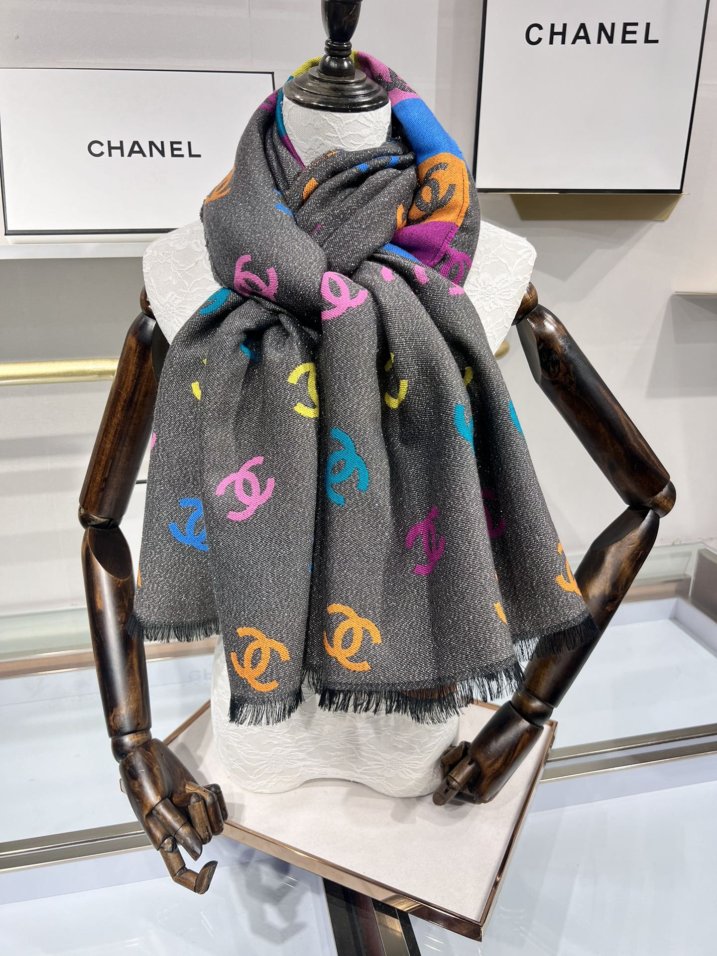 💟小香彩虹围巾，秋冬季新品彩虹亮丝围巾披肩，独家首发，买一条=买两条用，双面可用，黑色一面带有细闪，很有