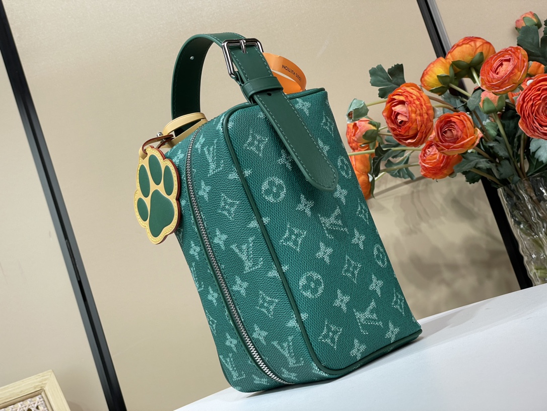 Louis Vuitton Pochettes & Sacs de Soirée Sac À Cosmétique Vert Monogram Canvas Toile M44494