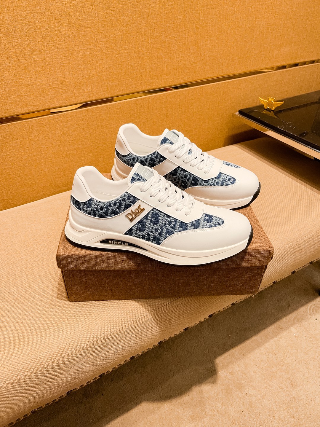 NO:745634,[Dior] The latest masterpiece of the high-end men's shoe brand official website 11, the upper is made of Italian imported first-layer cowhide with technical cloth fabric, the original version is comfortable and breathable, and the lining is made of the original non-slip and wear-resistant outsole, making walking more convenient and comfortable!  Exclusive new model, stunning work, Midea 11 replica [color] compared with official quality!  Create a fashionable personality to set off your uniqueness!  A must-have for trendy men! Classic size: 38-44 Color 2 colors available, dior, cowhide19860909【 迪奥】男鞋高端品牌 官网11最新力作鞋面采用意大利进口头层牛皮搭配科技布面料 原版 舒适透气内里原版防滑耐磨大底制作,让行走更加便捷舒适！独家新款,惊世之作,与官方的质量相比美的11复刻[色]！打造时尚个性衬托你的与众不同！潮男必备!经典尺码:38-44 颜色 2色可选,,dior,cowhide,Men's shoes