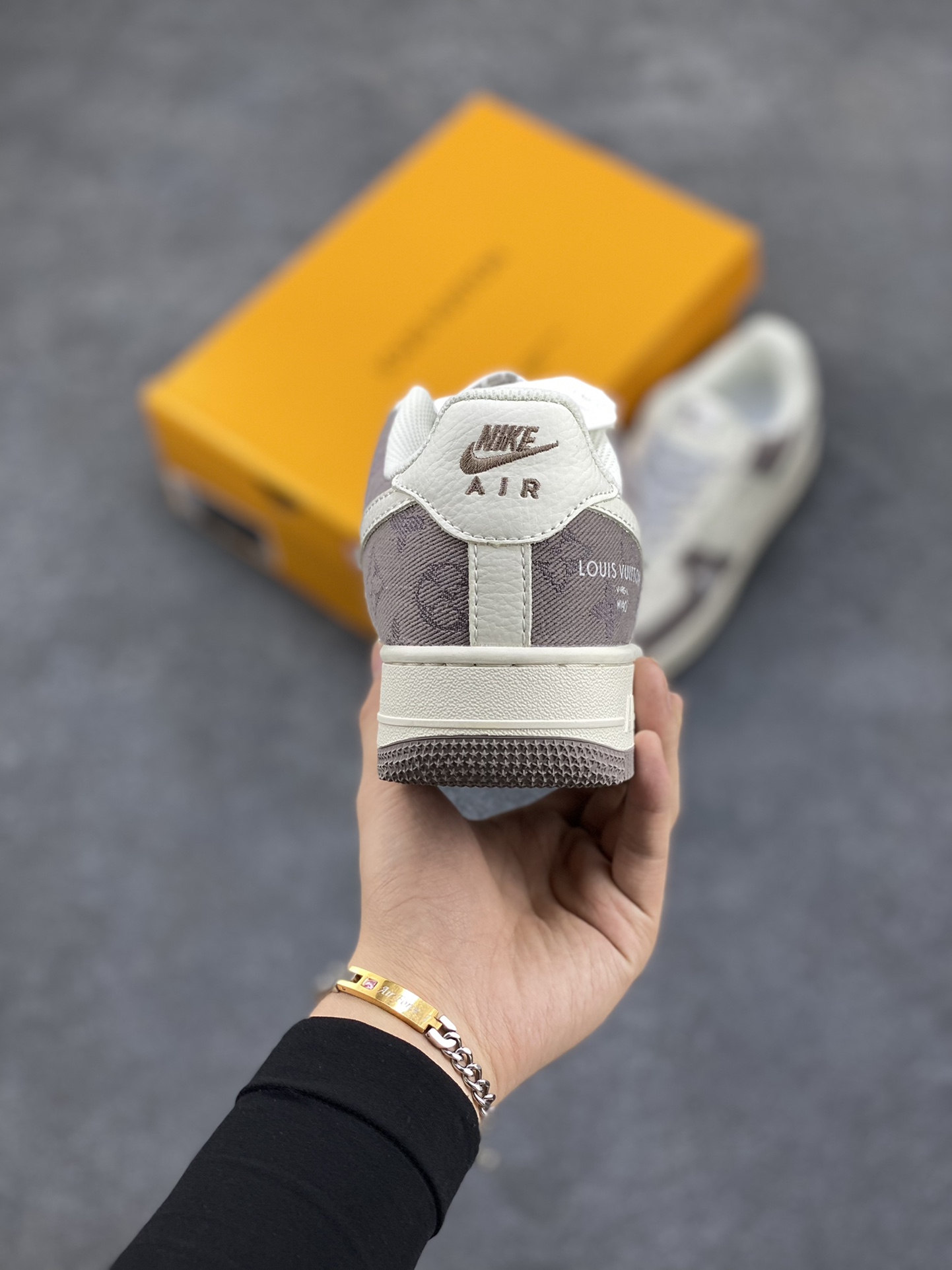 图片[4]-NIke Air Force 1 \’07 Low “LV联名–荧光灰牛仔”空军一号 运动鞋 休闲鞋 原楦头原纸板 原装鞋盒 定制五金配件 内置全掌气垫 原厂鞋底 货号：DH7566-200 尺码：36 36.5 37.5 38 38.5 39 40 40.5 41 42 42.5 43 44 44.5 45-选品中心